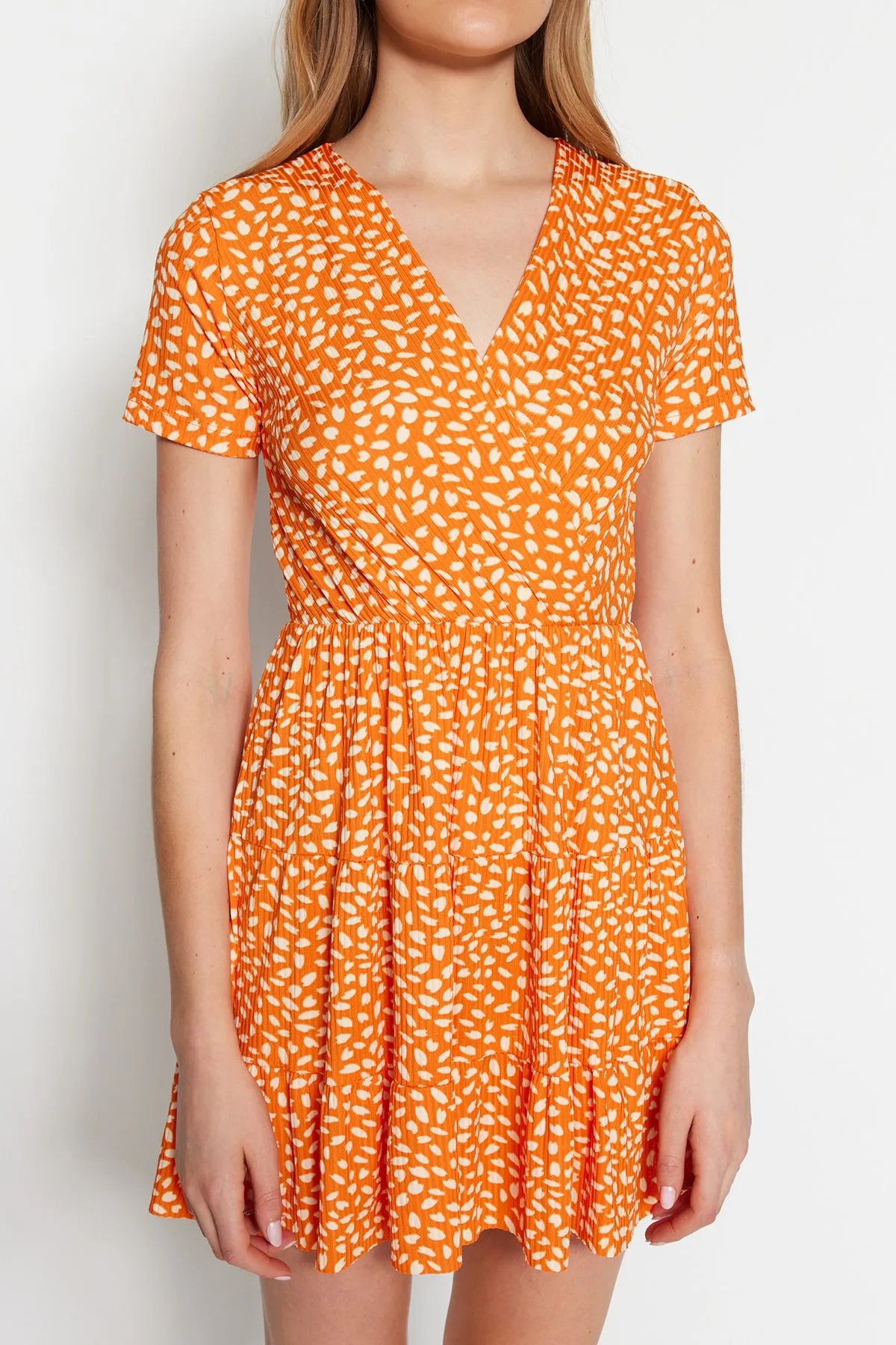 Trendyol Collection  Orange bedrucktes, zweireihiges, dehnbares Mini-Strickkleid mit zweireihigem Ausschnitt TWOSS21EL0241