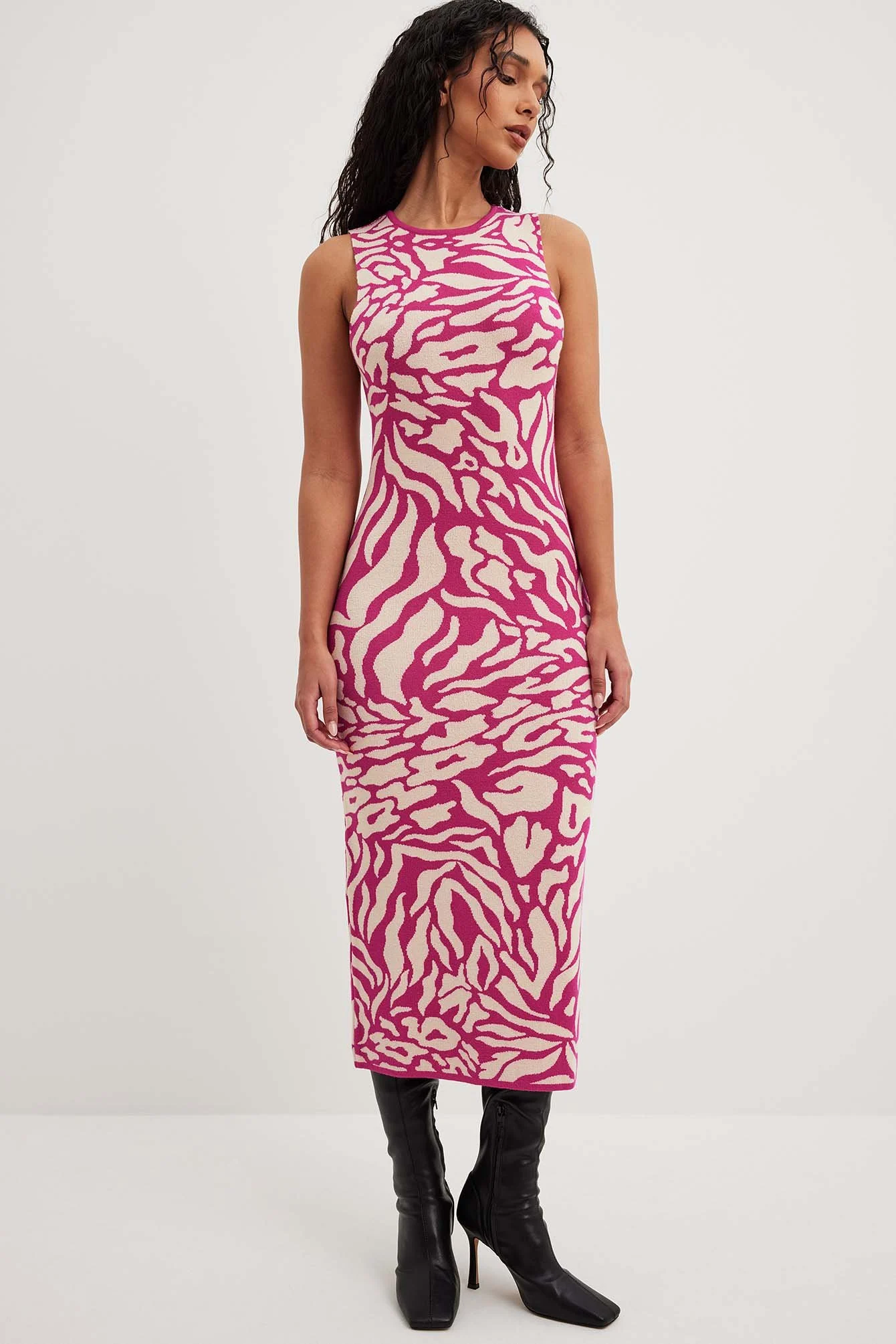 Geripptes Midikleid aus Feinstrick