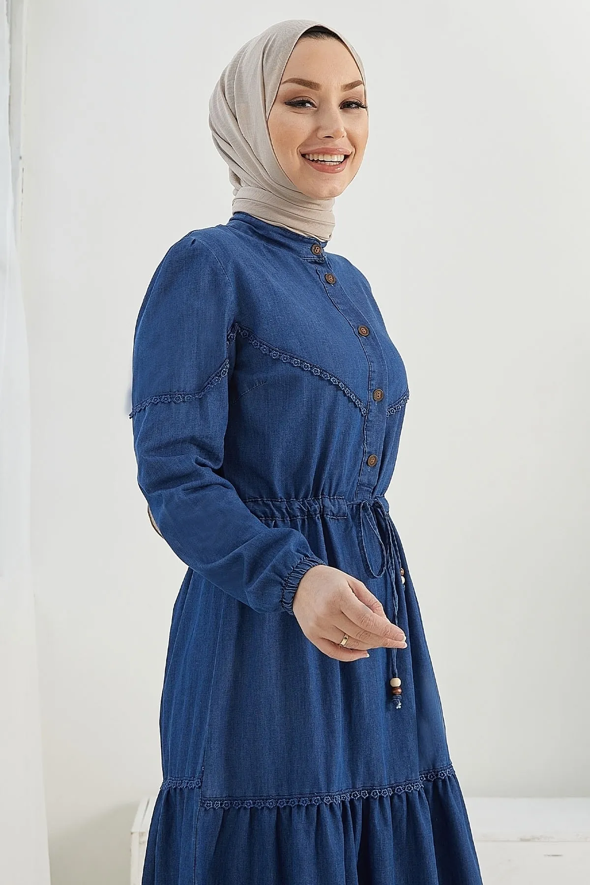 InStyle  Kayla detailliertes Guipure-Jeanskleid – Blau