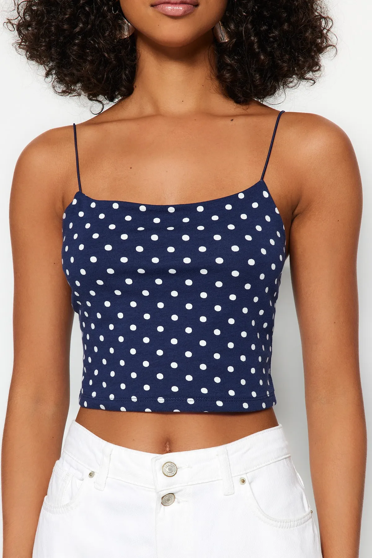Trendyol Collection  Marineblaues, gepunktetes Baumwoll-Tanktop mit Spaghettiträgern, figurbetont/figurbetont, kurzes Stretch-Strick-Tanktop TWOSS20AL0006