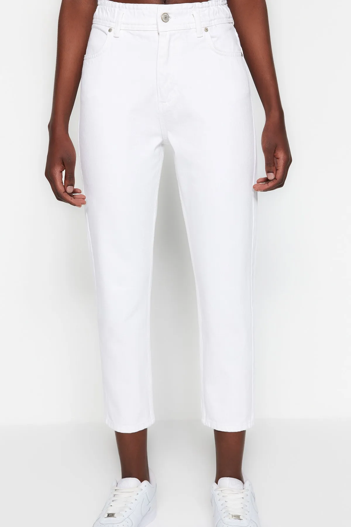 Trendyol Collection  Weiße Mom-Jeans mit elastischem Bund TWOSS20JE0428