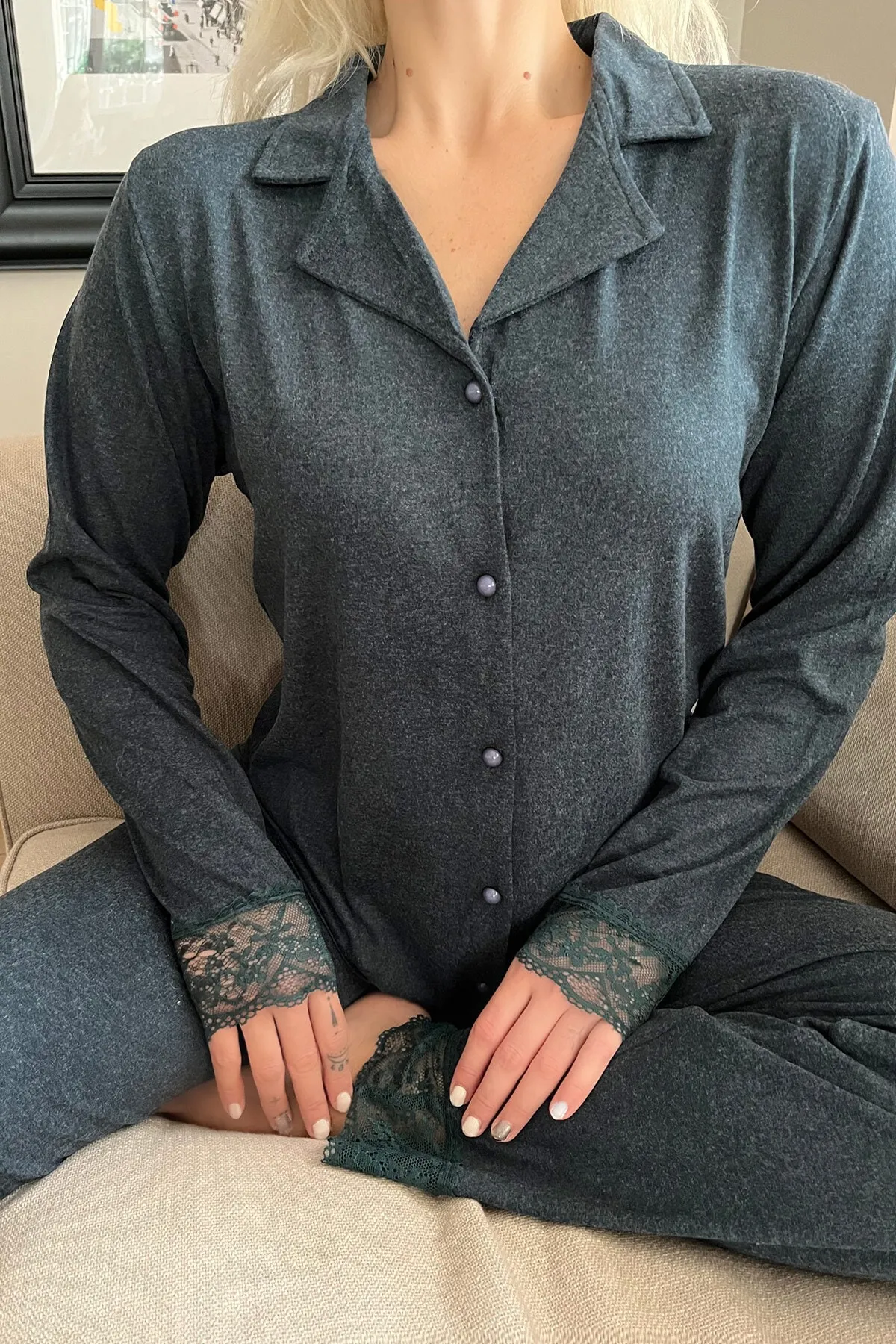 Pijamaevi  Grünes Pyjama-Set aus Bambus mit langen Ärmeln und Knöpfen vorne