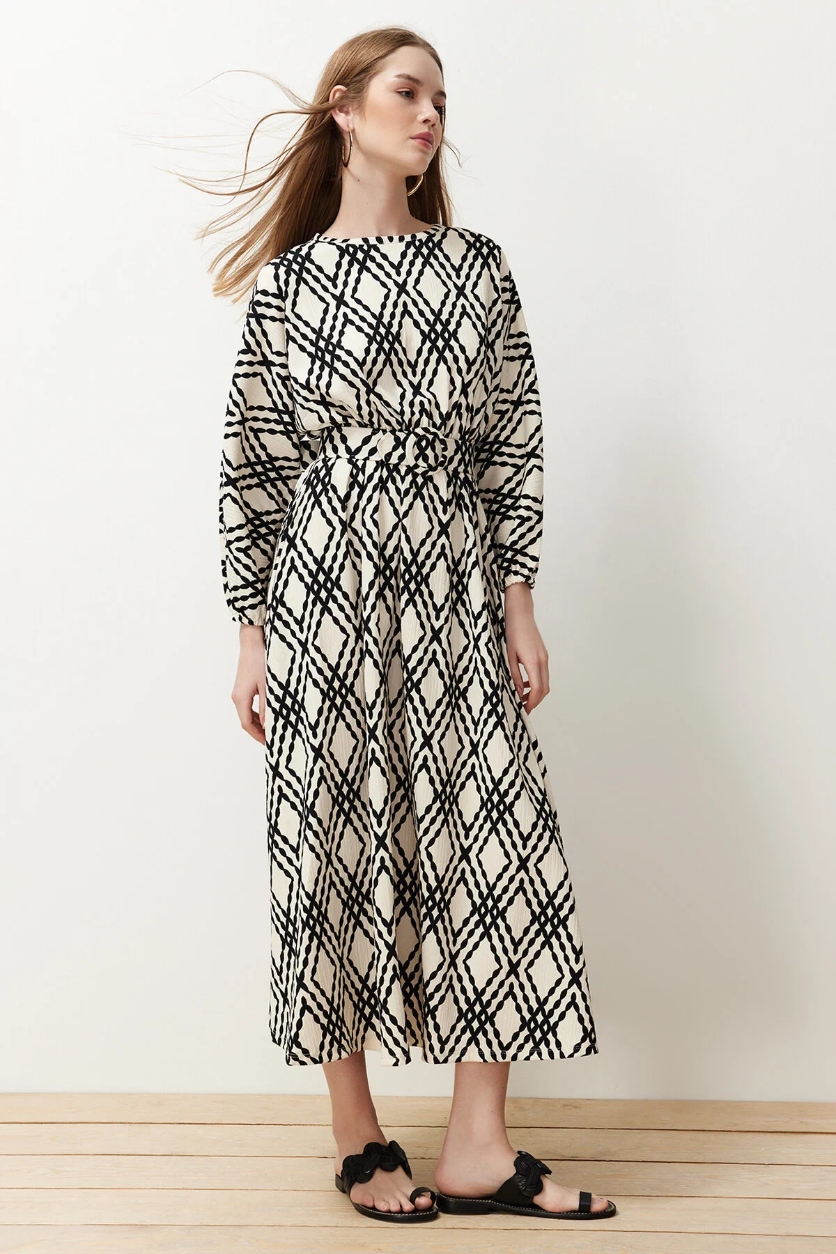 Trendyol Modest  Schwarzes, gemustertes Kleid aus Crinkle-Gewebe mit Gürteldetail TCTSS24EB00233