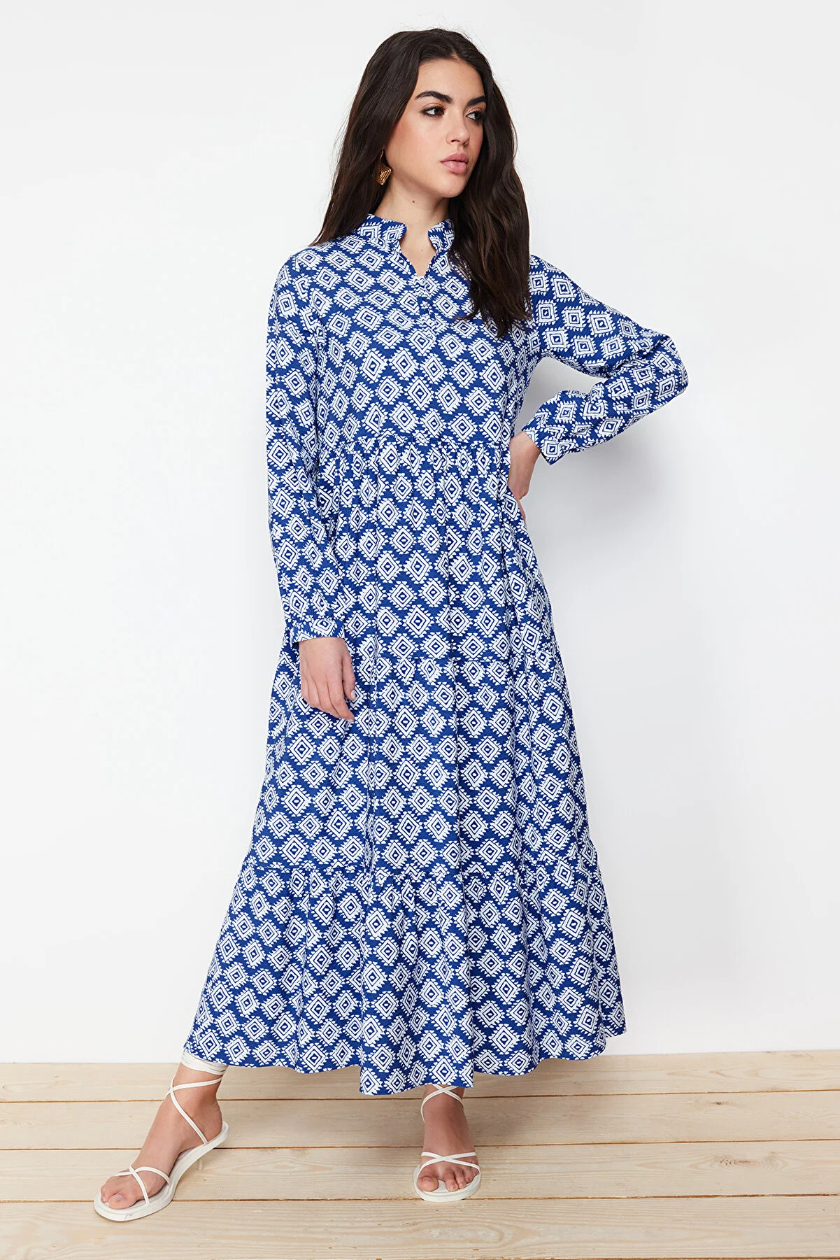 Trendyol Modest  Saks-Gürtelrock, Volant, Blumenmuster, gefüttertes Webkleid TCTSS23EB00111