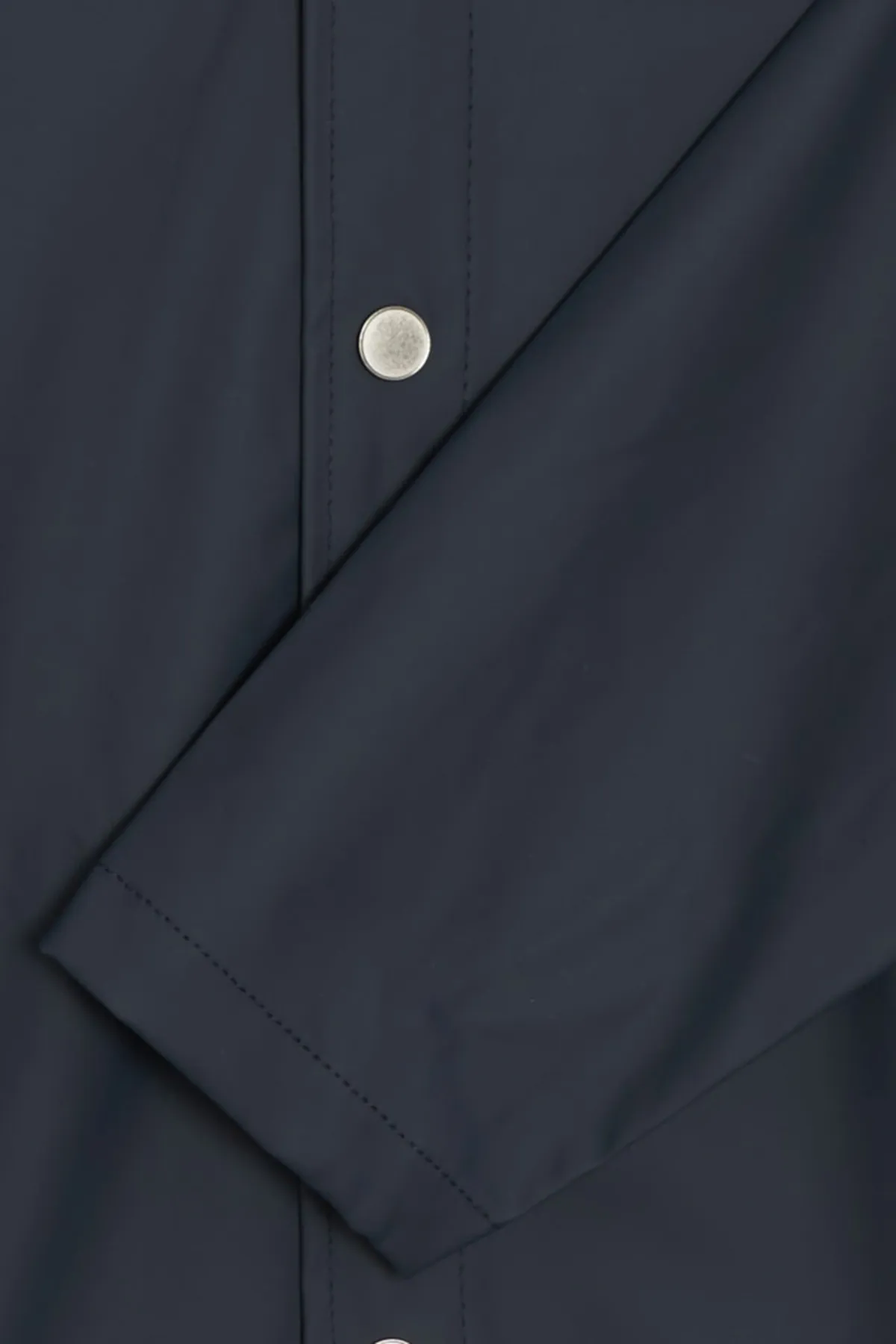 Rains  Die wasserdichte Jacke ist aus dem charakteristischen PU-Stoff von Rains geschnitten und verfügt über ultraschallverschweißte Nähte