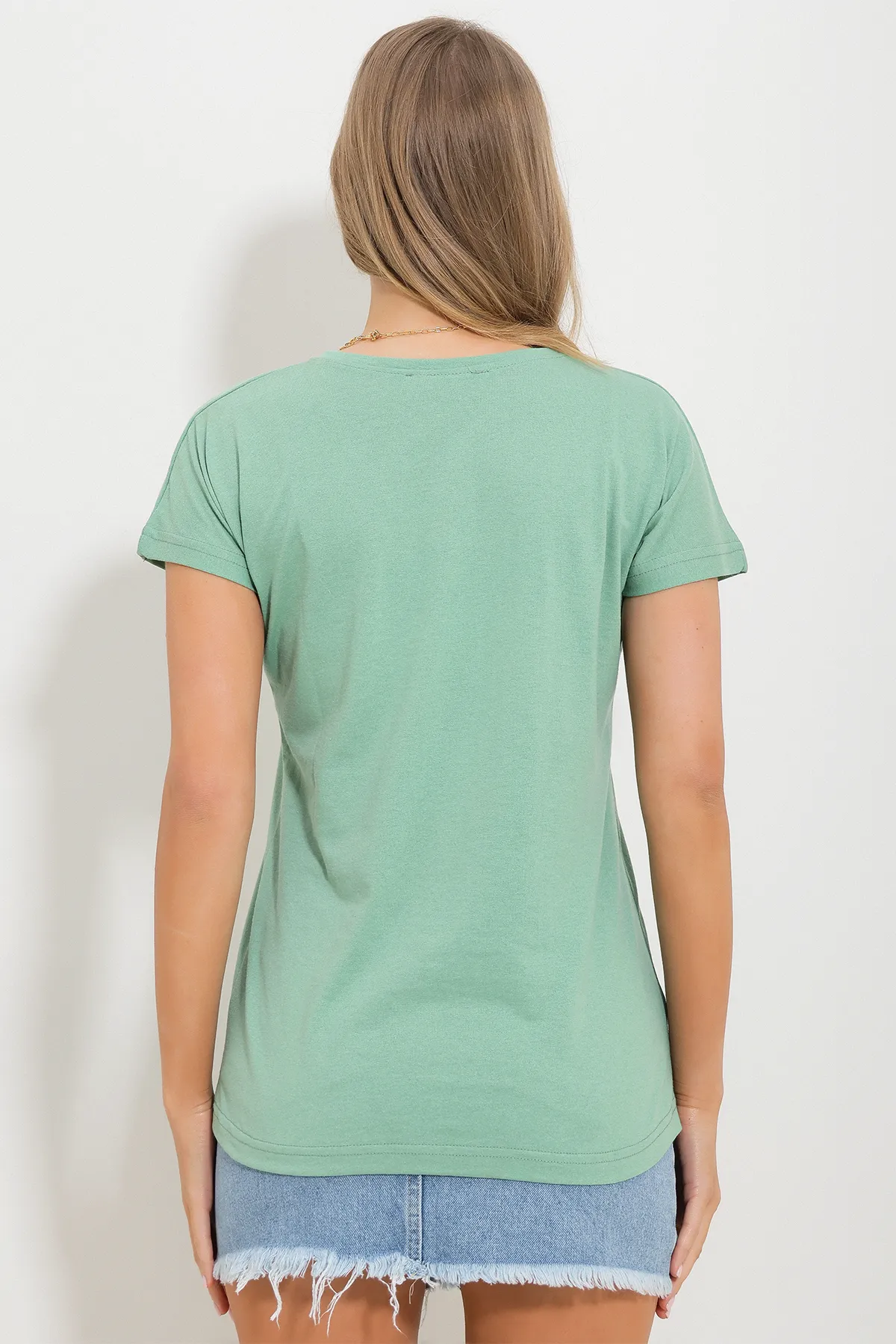 Trend Alaçatı Stili  Grünes Basic-T-Shirt mit V-Ausschnitt für Damen ALC-1045-A