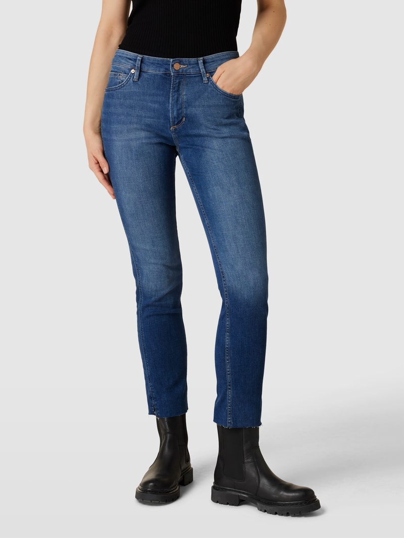 Jeans mit Label-Patch in blau