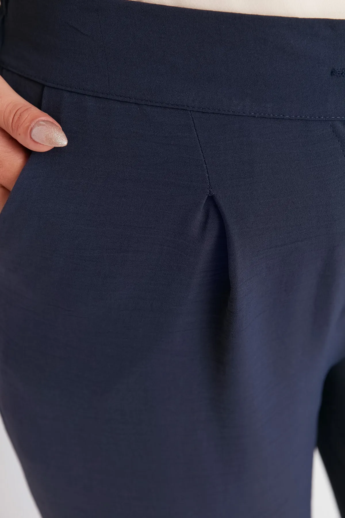 Trendyol Curve  Marineblaue plissierte Webhose mit hoher Taille TBBSS22PL0448