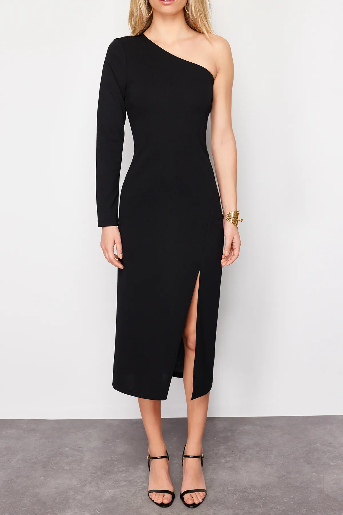 Trendyol Collection  Schwarzes Midi-Strickkleid mit asymmetrischem Ausschnitt, eng anliegendem Schlitz und detailliertem Schnitt TWOAW24EL00623