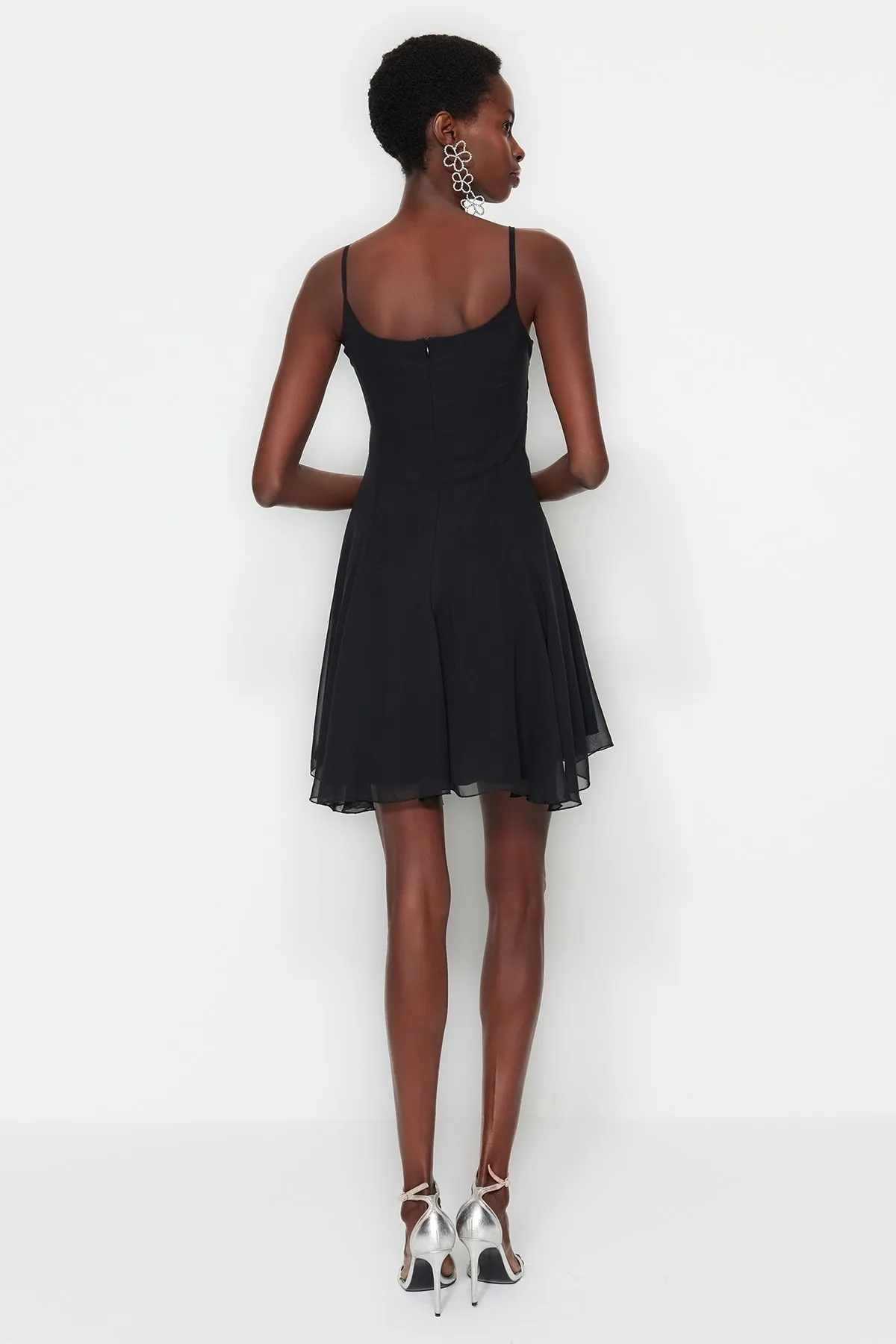 Trendyol Collection  Schwarzes Chiffon-Abendkleid mit offener Taille/Skater-Futter TPRSS23EL00033