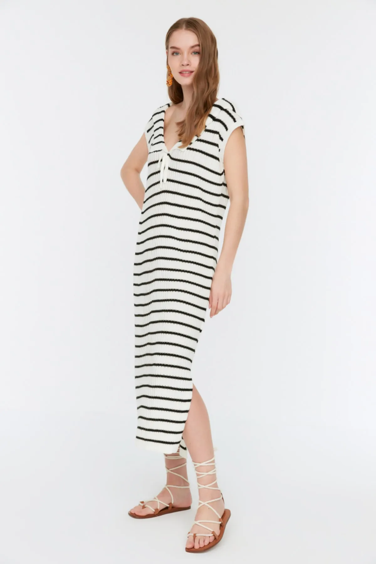 Trendyol Collection  Ecru Midi-Strickkleid mit V-Ausschnitt TWOSS22EL2736