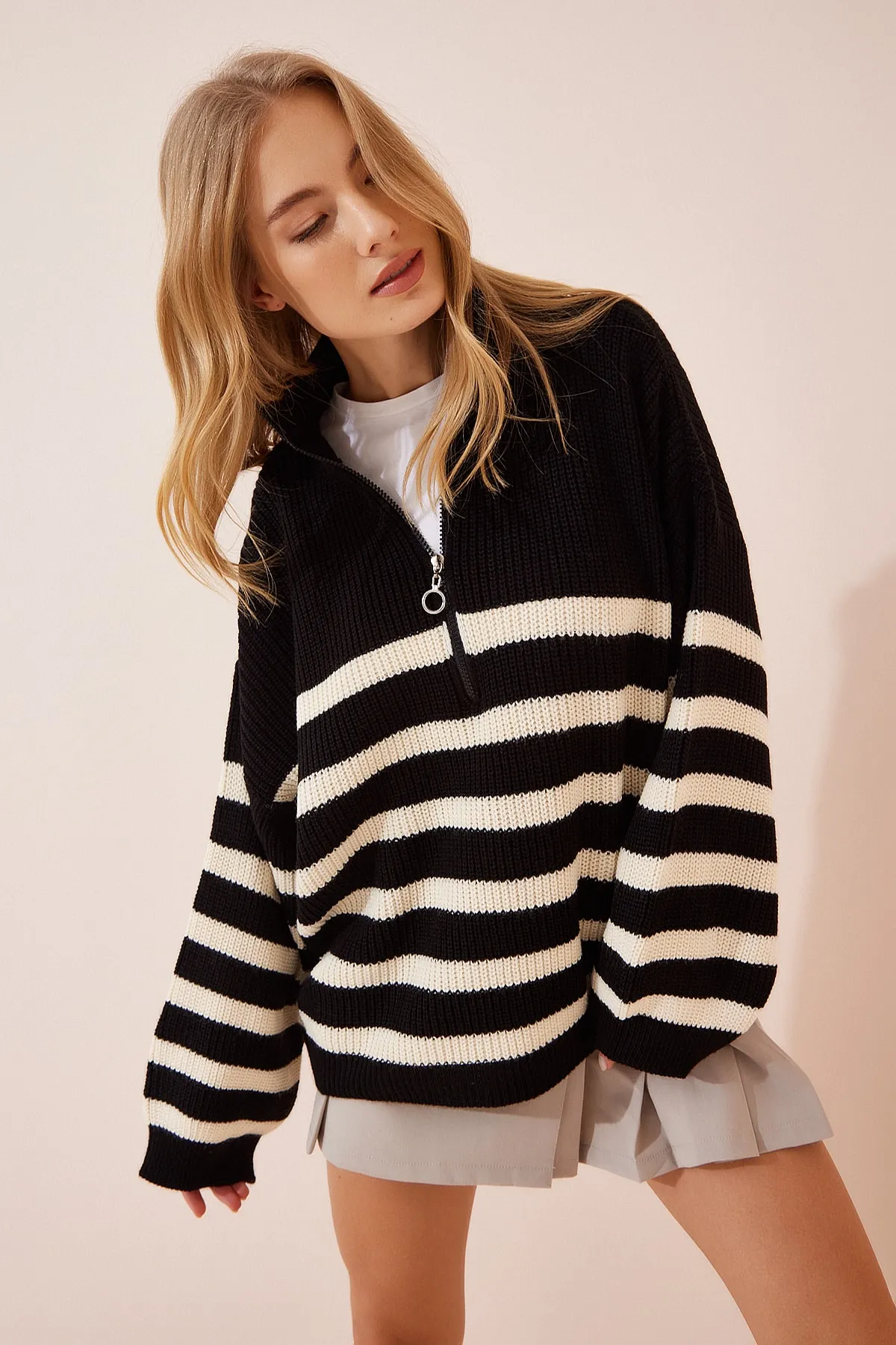 Happiness İstanbul  Schwarzes, gestreiftes Oversize-Sweatshirt mit Reißverschluss und Stehkragen für Damen YY00100