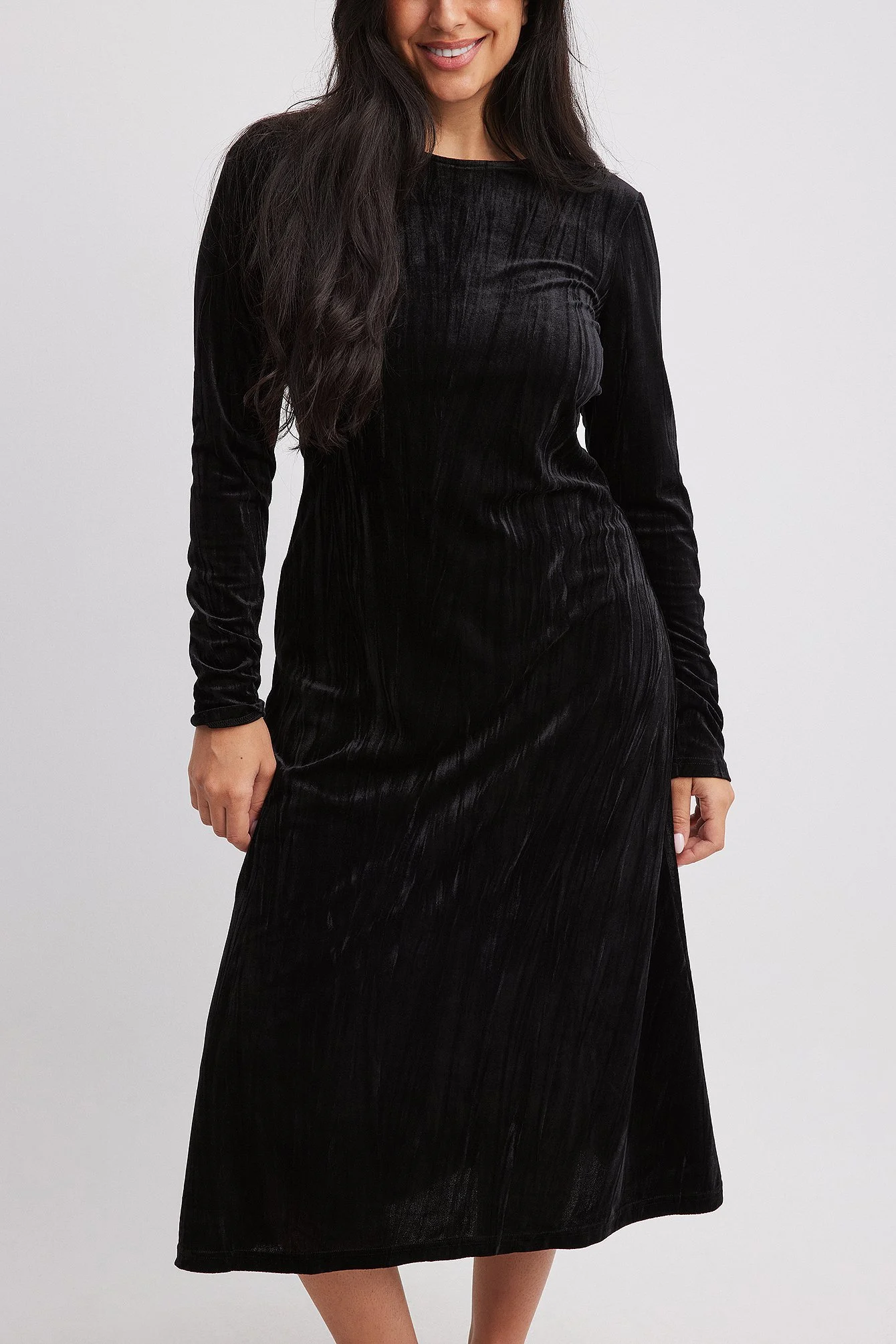Samt-Midikleid mit tiefem Rückenausschnitt