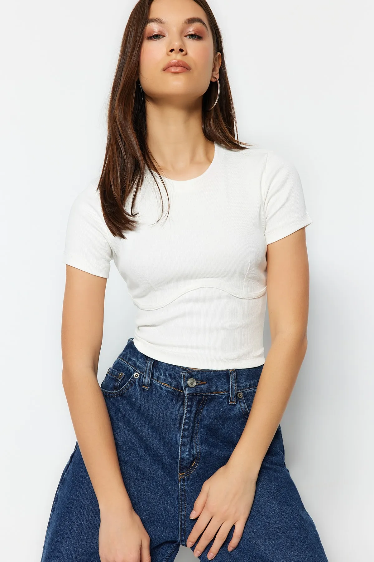 Trendyol Collection  Weiße, gerippte, dehnbare Strickbluse mit Rundhalsausschnitt und detaillierter Paspelierung TWOAW21BZ0638