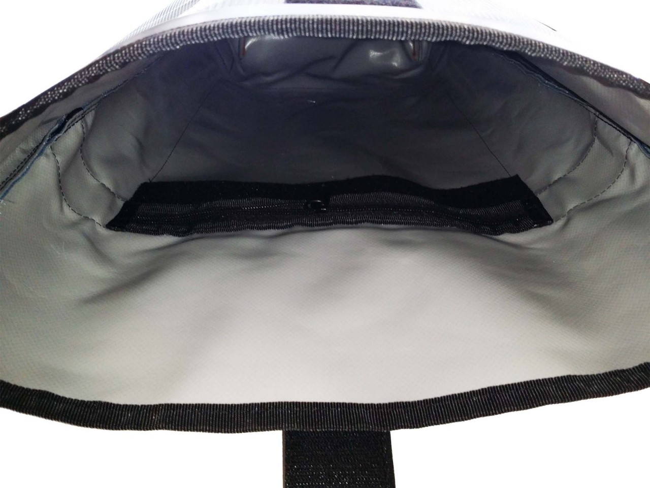 LEONCA Handtaschen silber Rollrucksack LKW-Plane Silber L