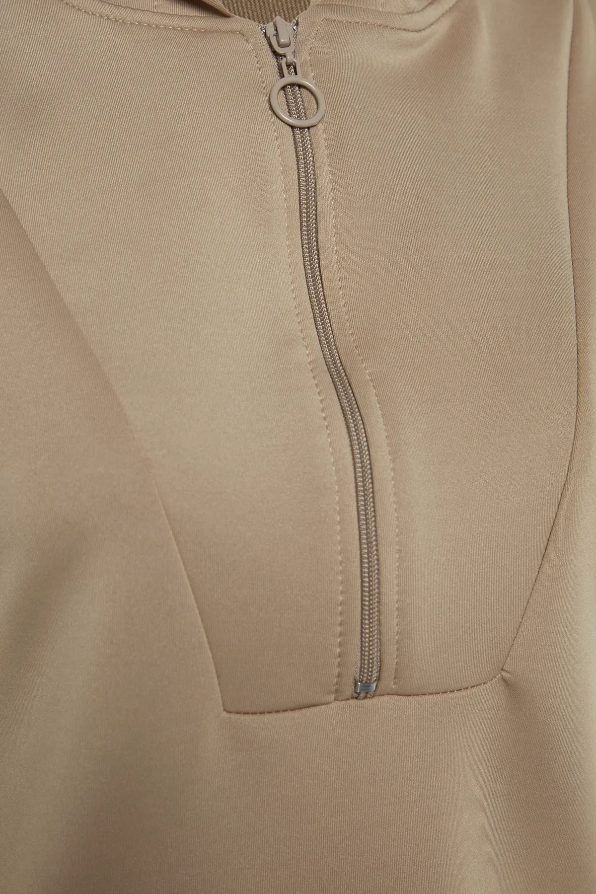 Trendyol Modest  Cremefarbener Trainingsanzug mit Reißverschluss vorne und weicher Struktur aus Scuba-Strick TCTSS23EN00005