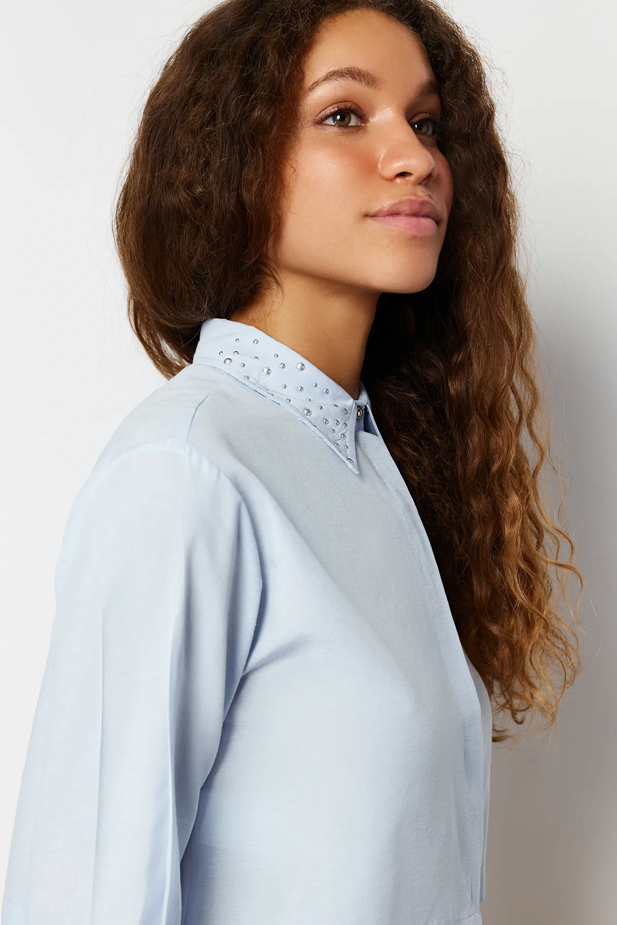 Trendyol Collection  Hellblaues, steinernes, kurz geschnittenes, gewebtes Baumwollhemd TWOSS24GO00109