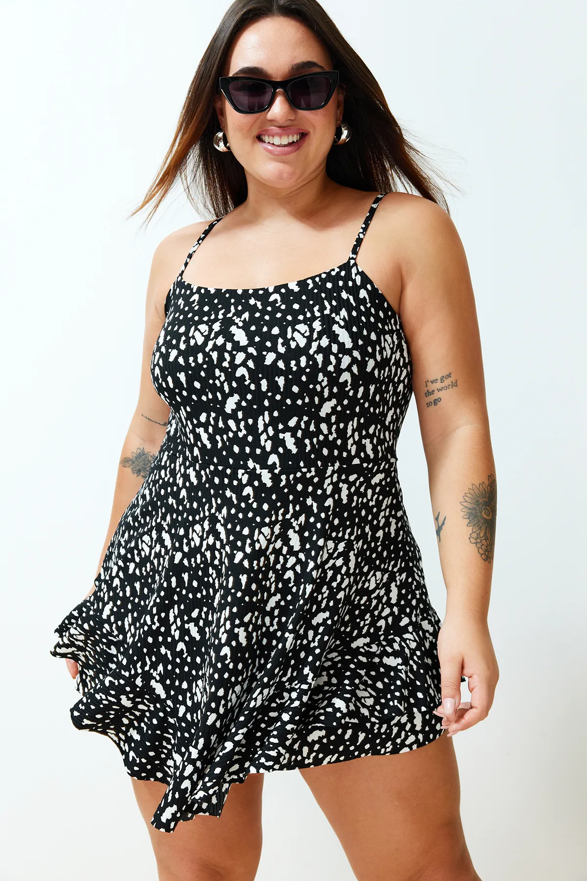 Trendyol Curve  Schwarzer Mini-Strickoverall mit Riemchenvolant und Shorts TBBSS24BG00000