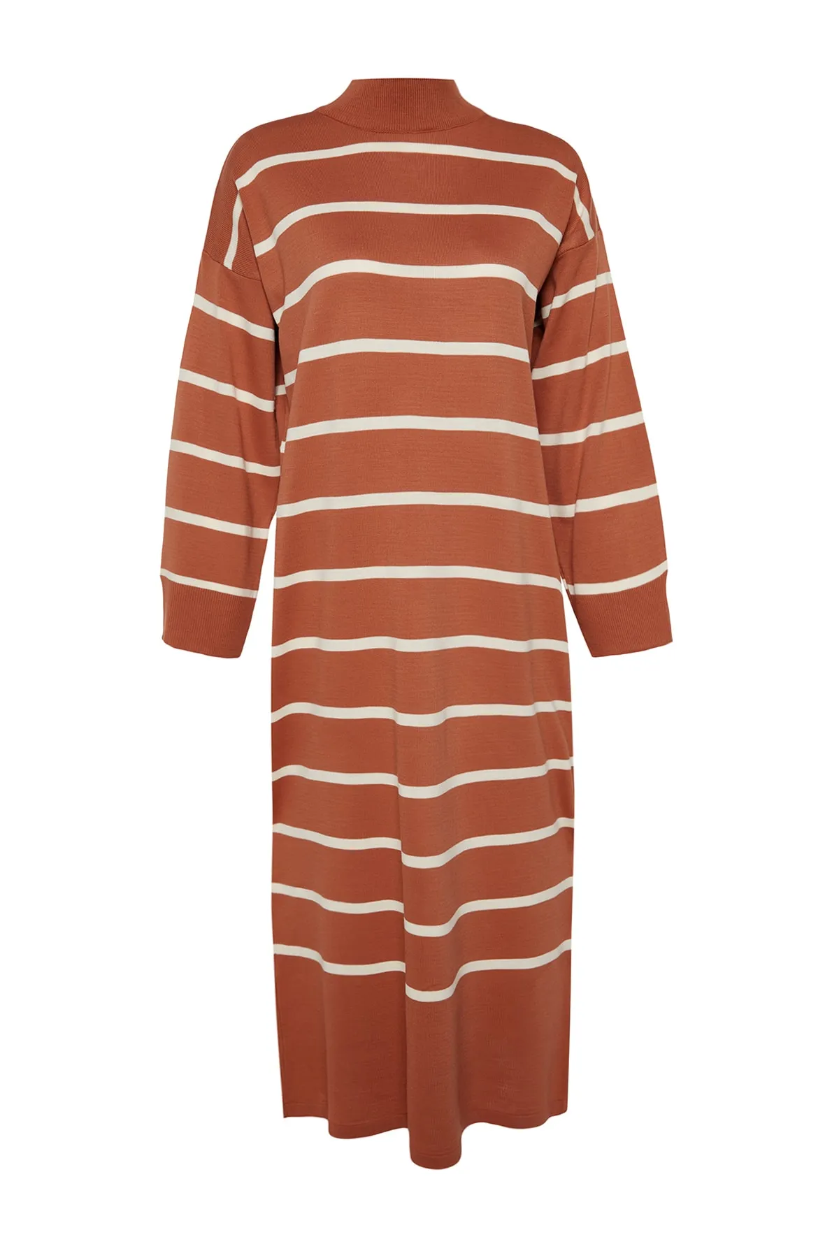 Trendyol Modest  Hellbraunes Strickkleid mit gestreiften Ärmeln und Schlitzdetails TCTAW24EB00018