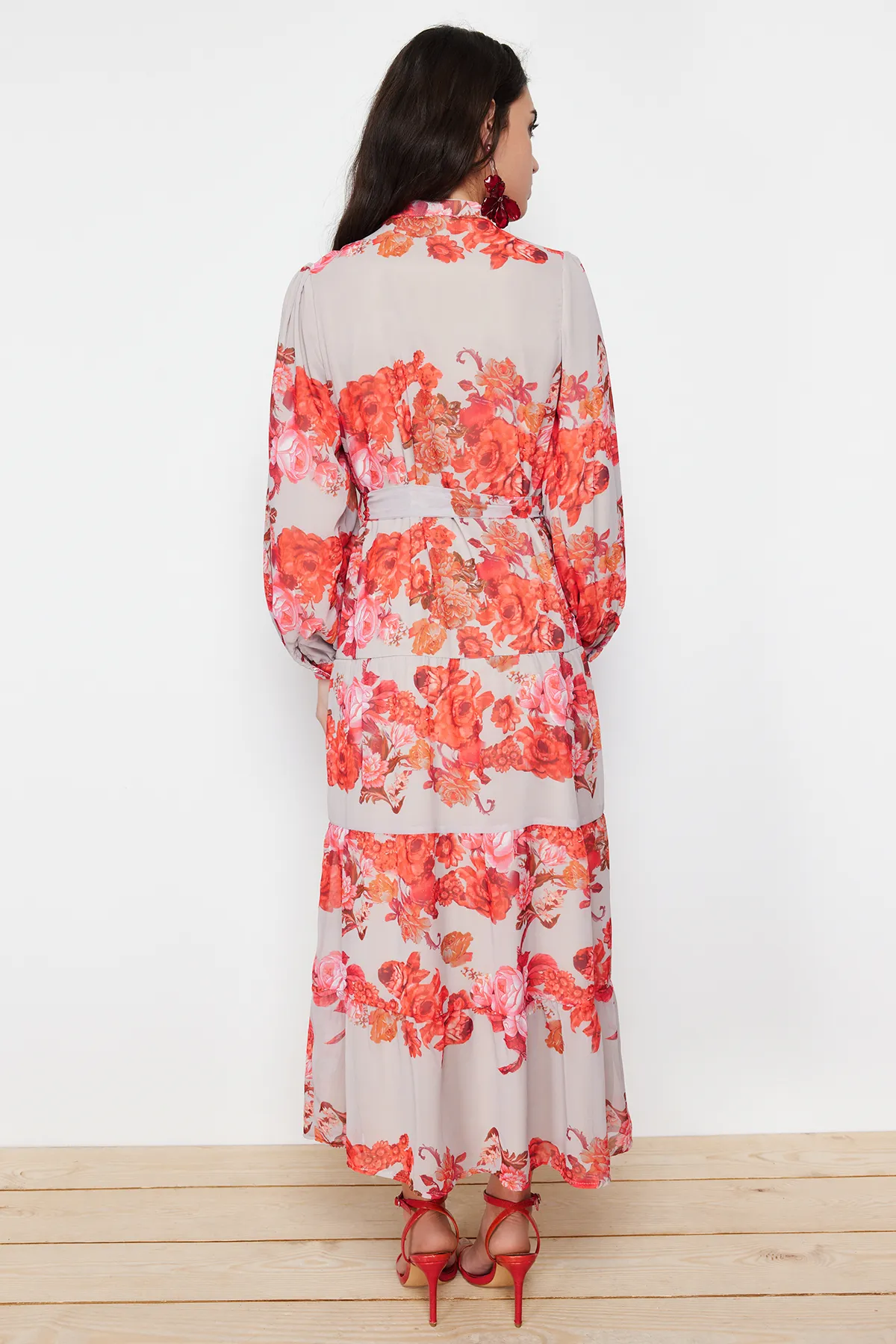 Trendyol Modest  Beigefarbenes, gefüttertes, gewebtes Kleid mit Blumenmuster und Gürtel TCTSS24EB00095