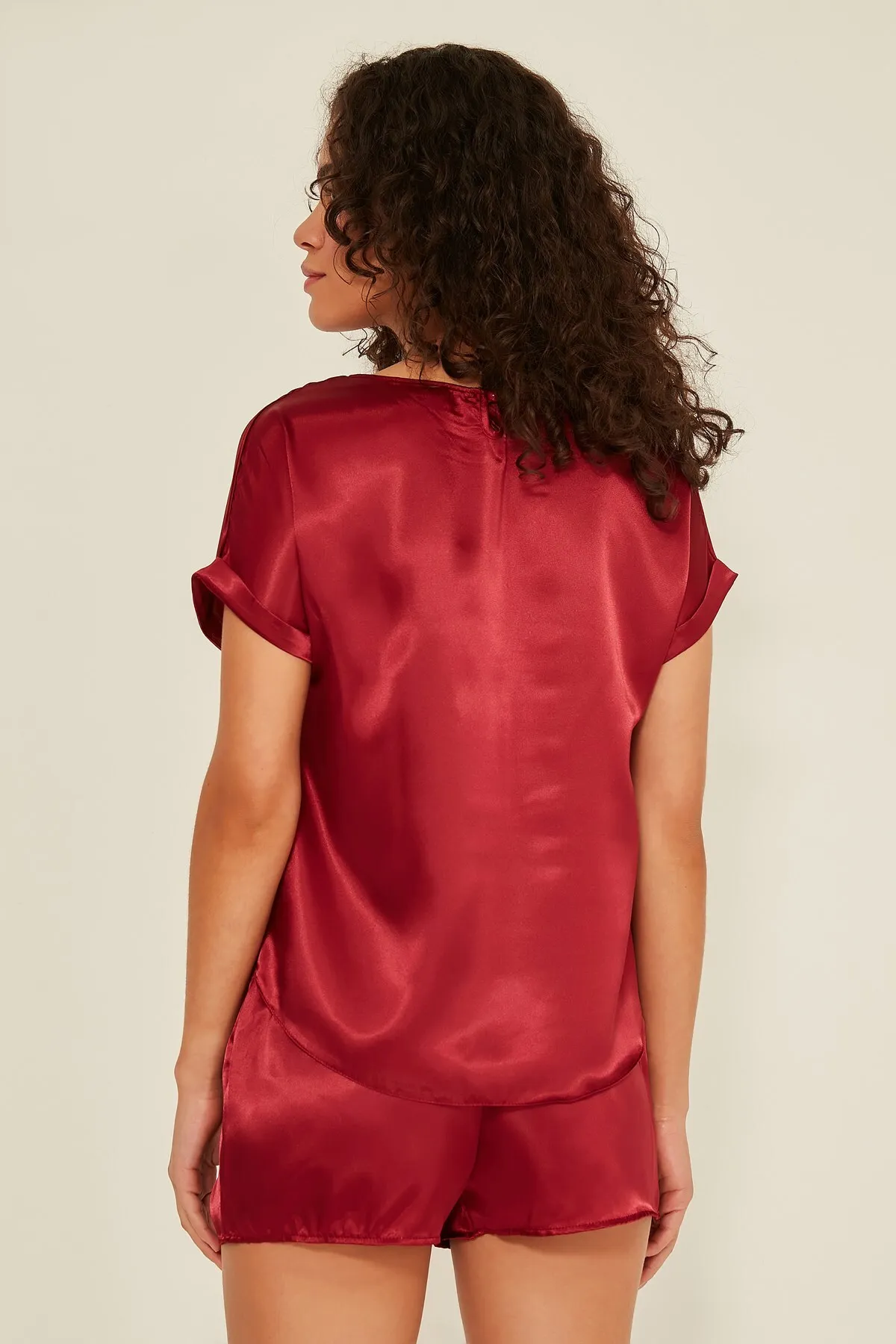 C&City  080 Damen-T-Shirt-Shorts-Set aus Satin in Weinrot