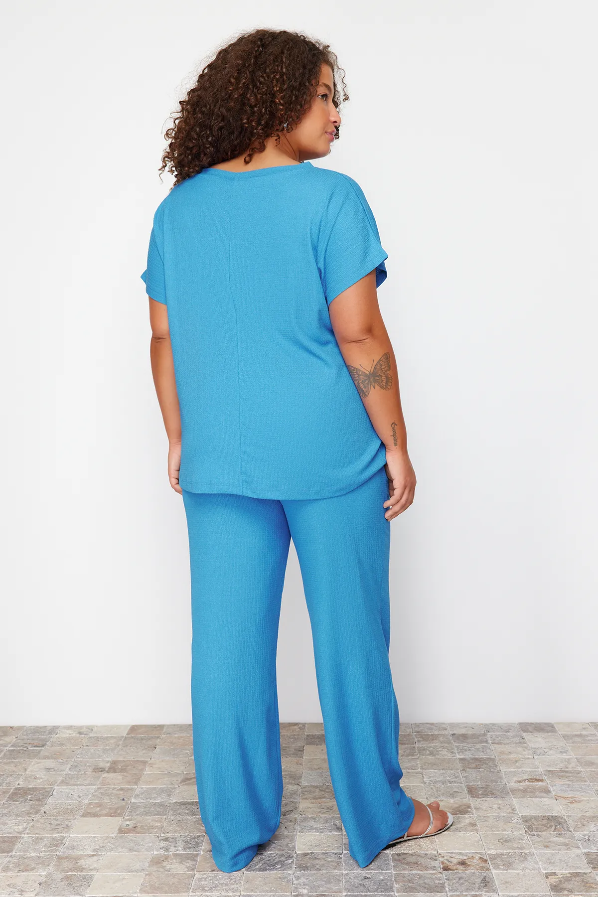 Trendyol Curve  Saks T-Shirt-Hosen-Set aus gestricktem Oberteil und Unterteil TBBSS24CP00003