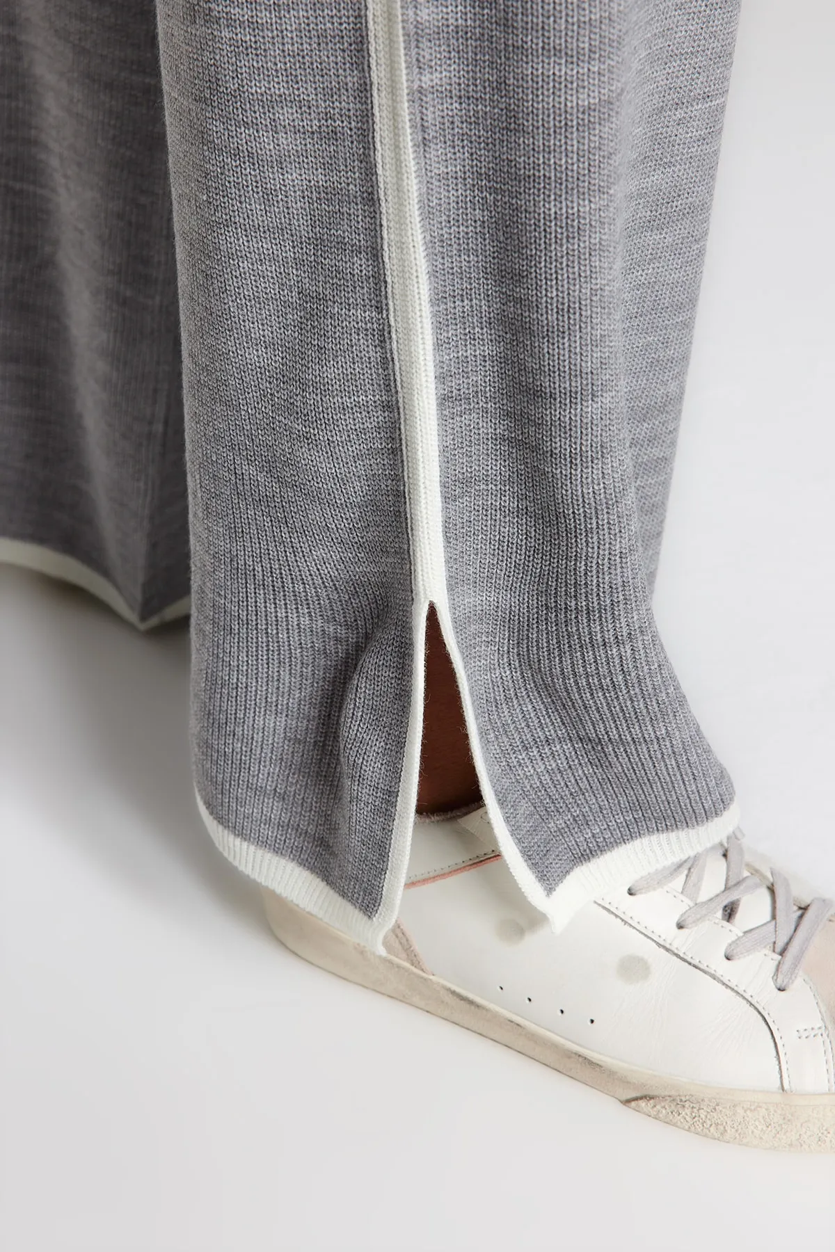 Trendyol Curve  Grau meliertes Strickoberteil und -unterteil mit V-Ausschnitt TBBAW24CP00011