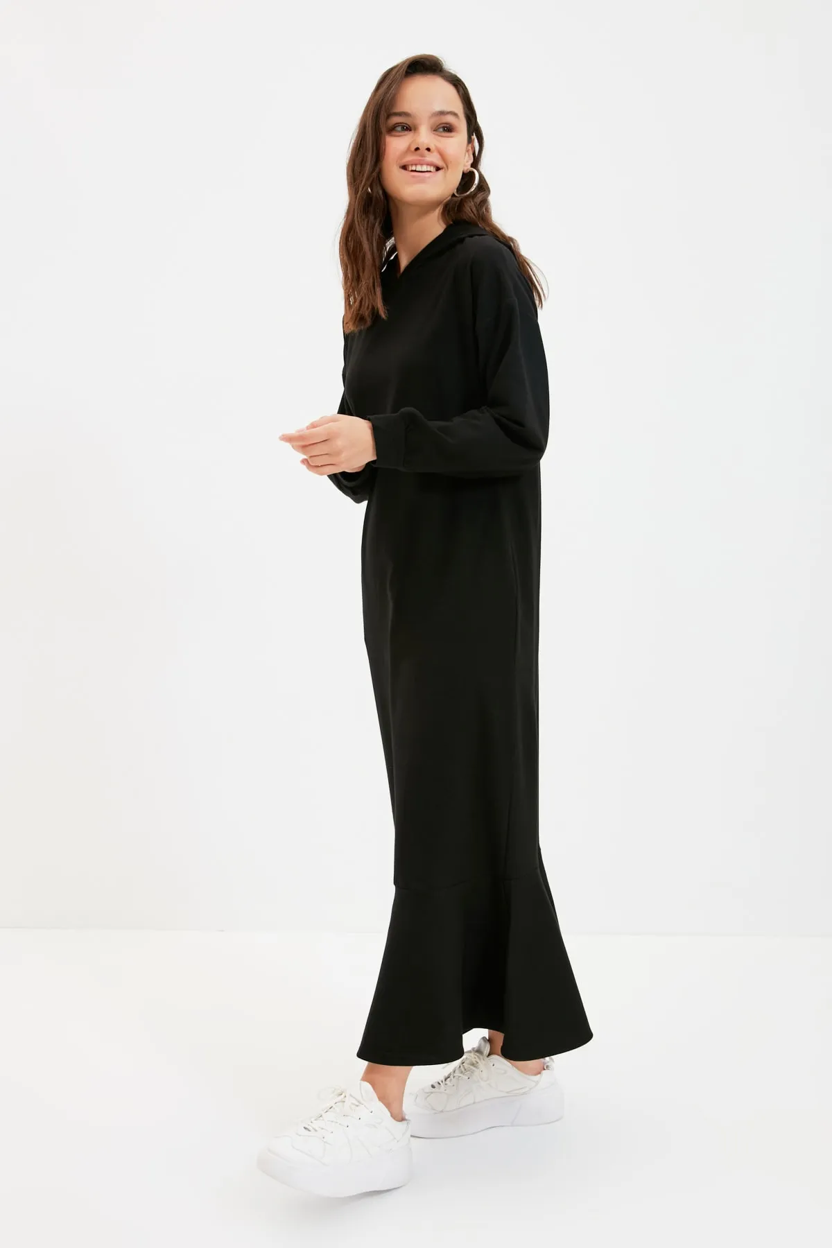 Trendyol Modest  Schwarzes Strick-Sweatkleid mit Kapuze TCTAW22EB0142
