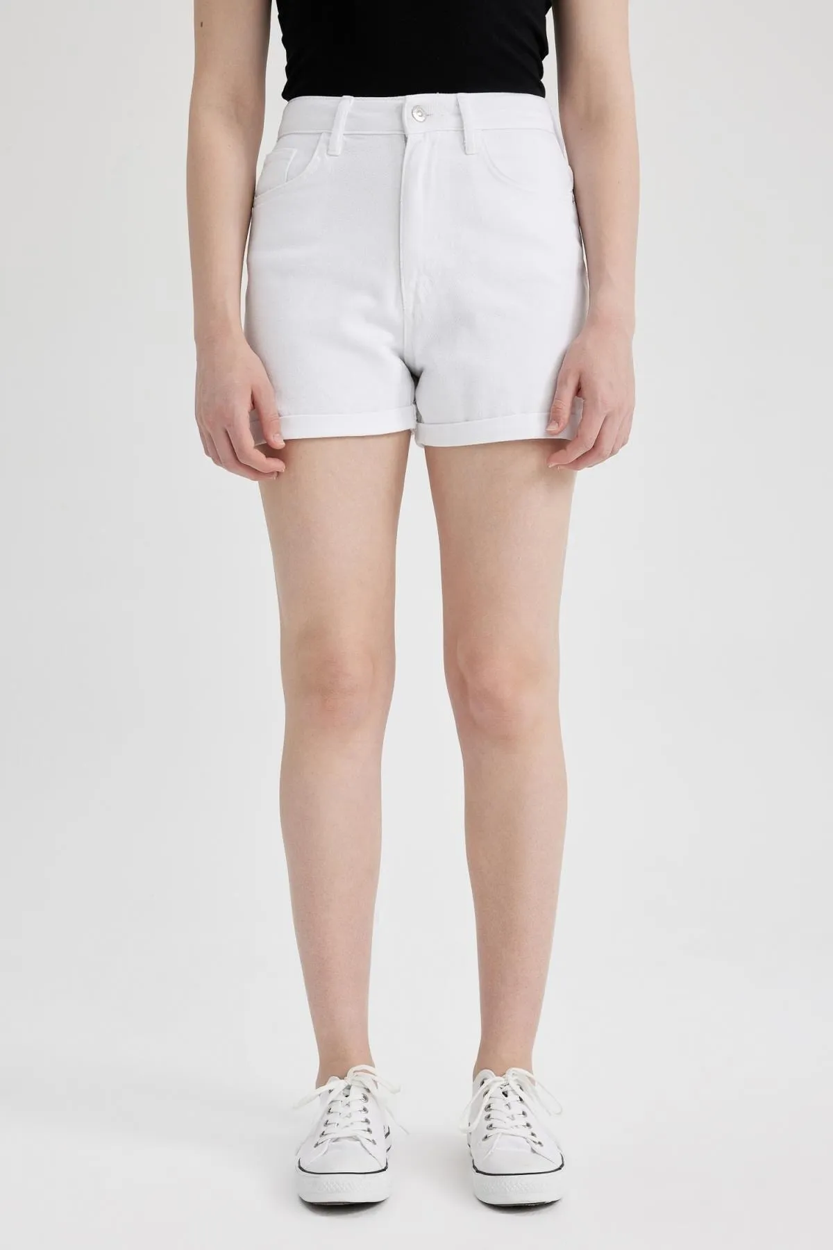 DeFacto  Weiße Jeansshorts mit hoher Taille und umgeschlagenem Bein im Mom-Fit, 100 % Baumwolle, A2625ax23sm