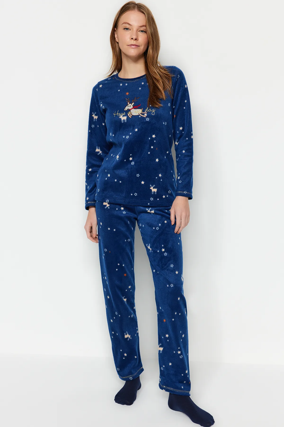 Trendyol Collection  Marineblaues gestricktes Pyjama-Set mit Polarstern-Stickerei und detaillierter T-Shirt-Hose THMAW24PT00269