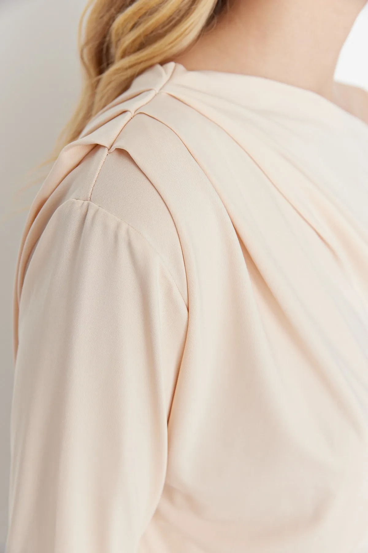 Trendyol Collection  Fließende, dehnbare Strickbluse mit asymmetrischem Kragen in Steingrau TWOAW21BZ1383