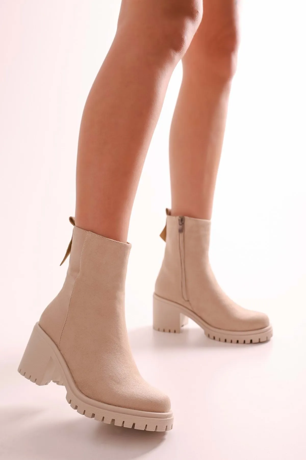 Shoeberry  Damen Marlo Beige Wildlederstiefel Beige Wildleder