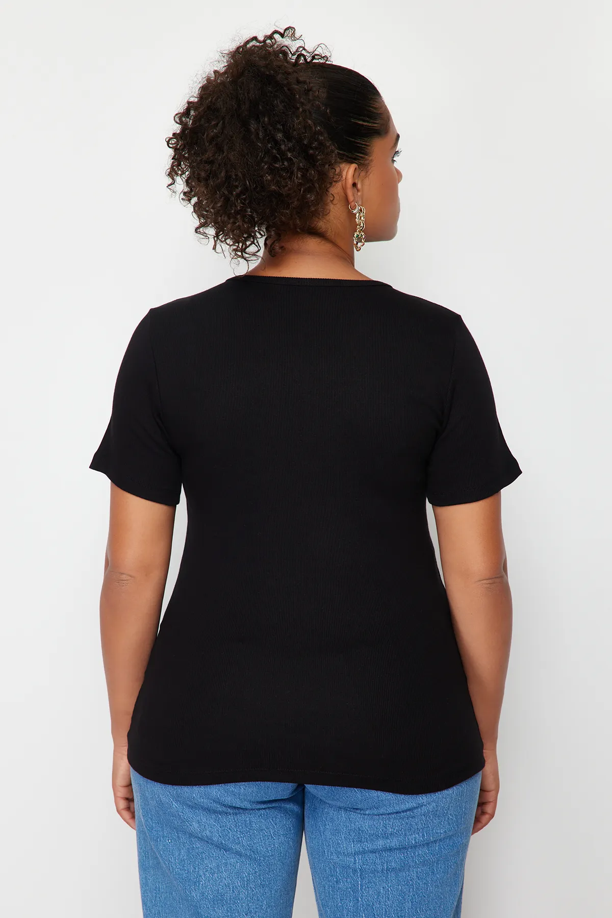 Trendyol Curve  Schwarzes, geripptes Strick-T-Shirt mit herzförmigem Ausschnitt TBBSS24BF00006