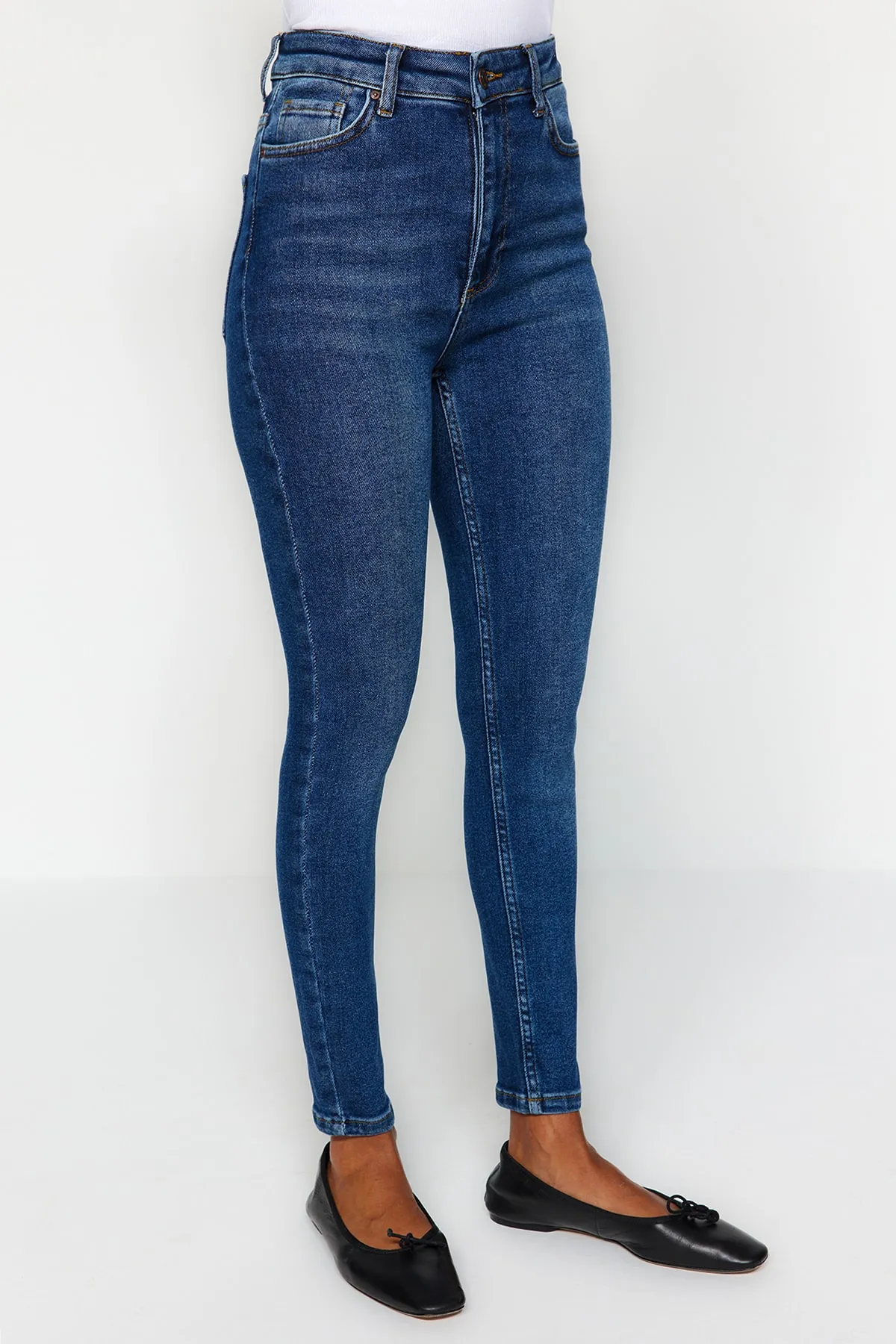 Trendyol Collection  Marineblaue Röhrenjeans mit hoher Taille TWOAW24JE00068