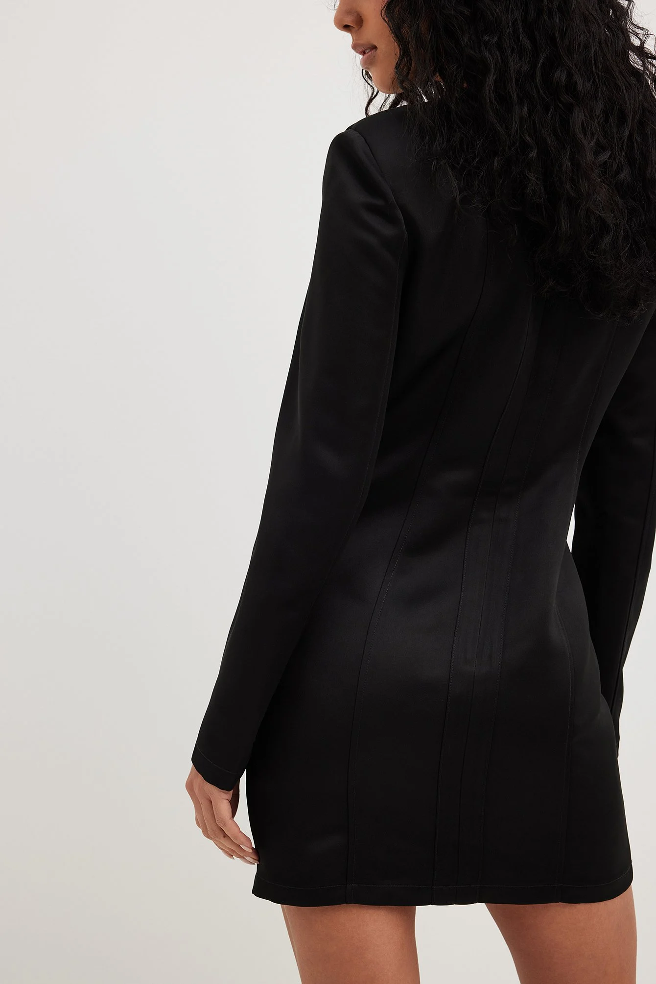 Satin-Minikleid mit Nahtdetail
