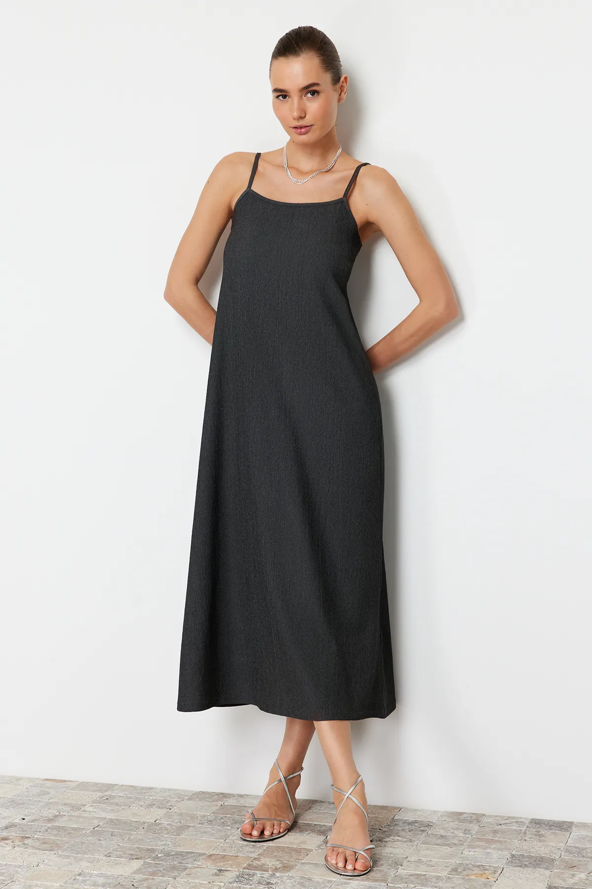 Trendyol Collection  Anthrazitfarbener Shift/Straight Maxi mit geradem Riemen TWOSS24EL00288