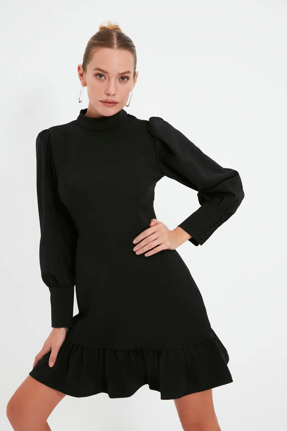 Trendyol Collection  Schwarzes, gesmoktes, gewebtes Minikleid in A-Linie mit Stehkragenrock TWOAW21EL1816