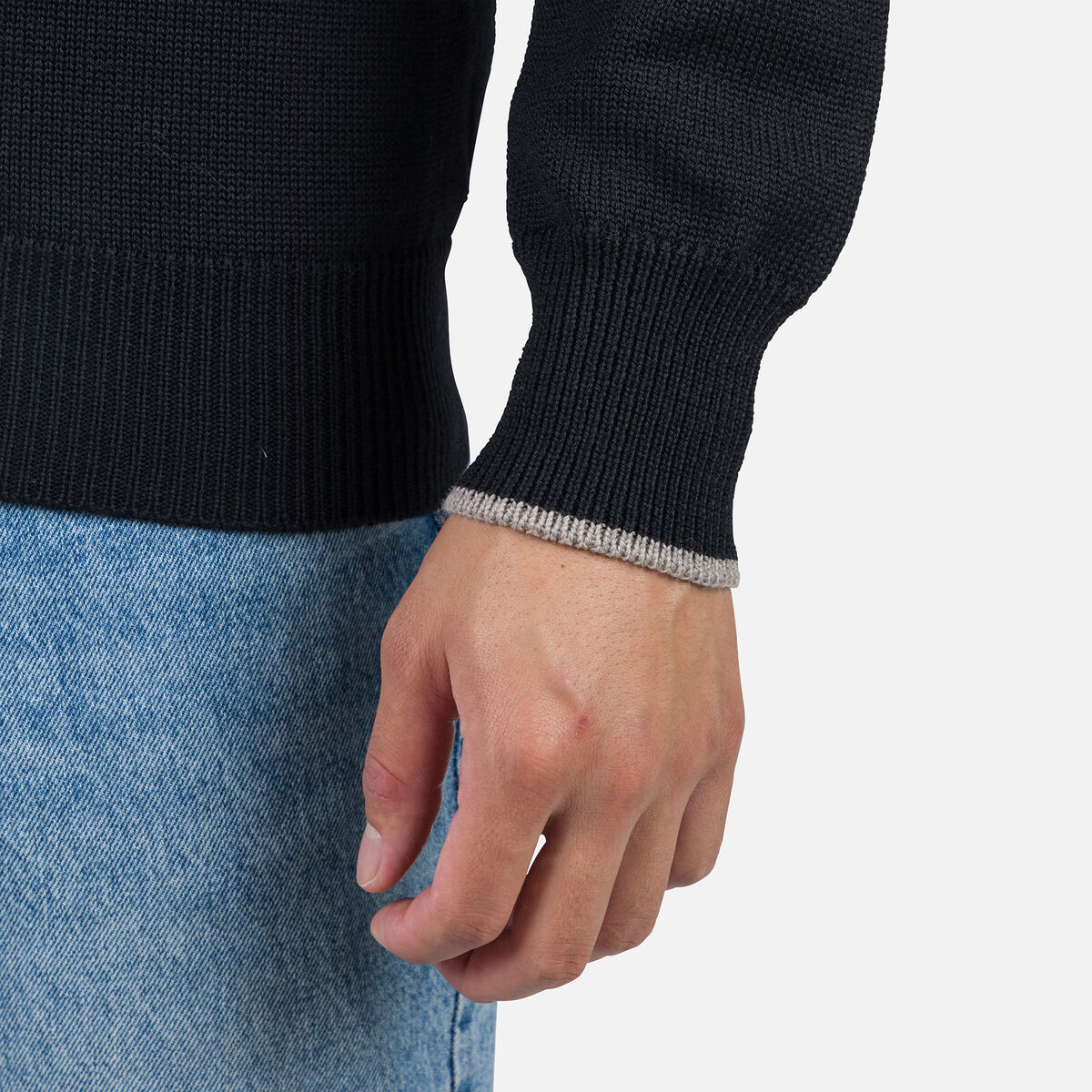 Gestreifter Herrenstrickpullover mit Rundhalsausschnitt