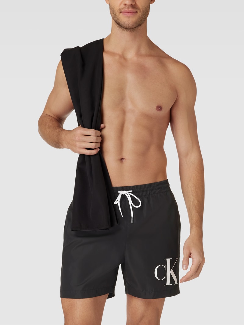 Badehose und Strandtuch im Set in schwarz