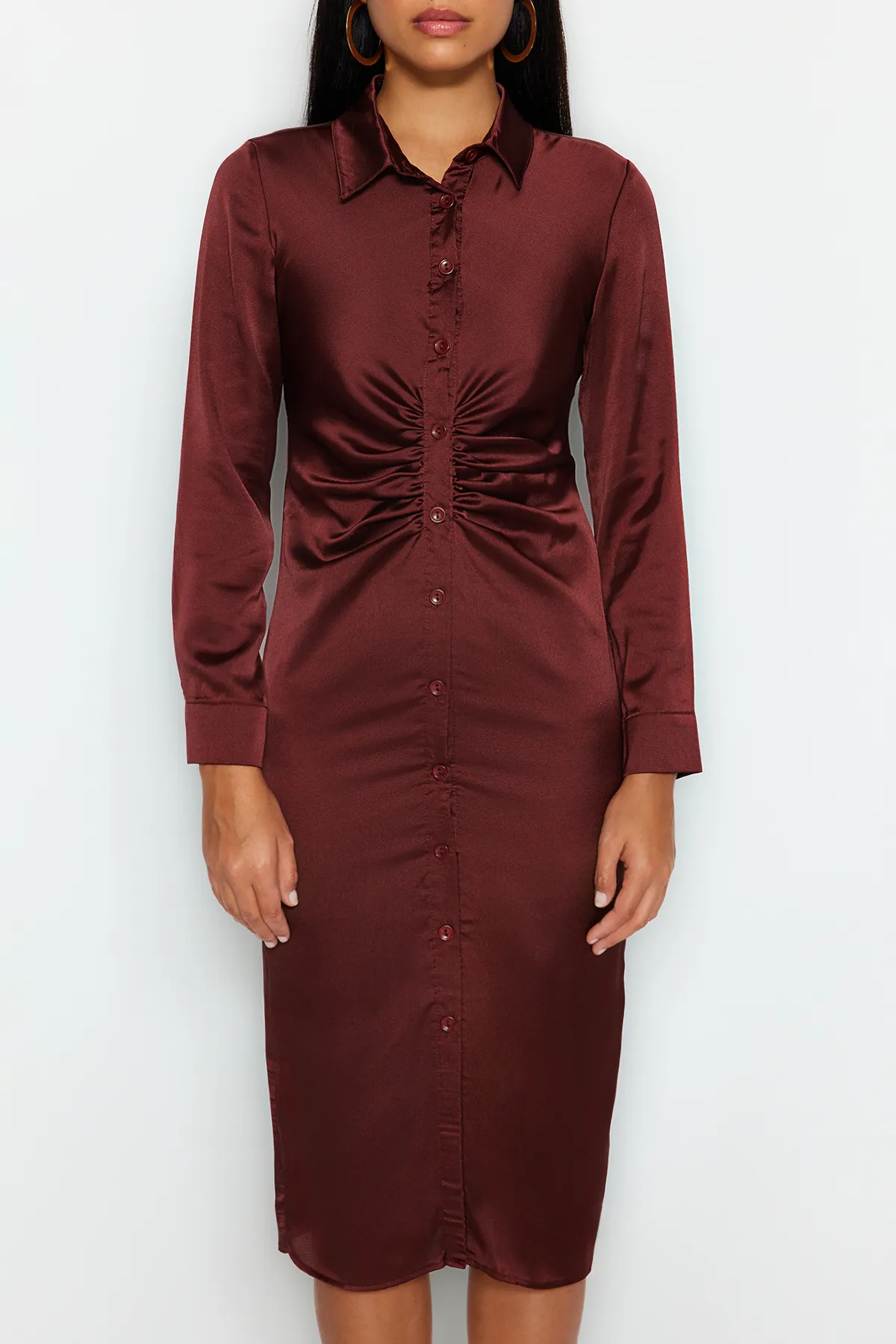 Trendyol Collection  Braunes, figurbetontes Hemdkleid aus gewebtem Satin TWOAW24EL00690