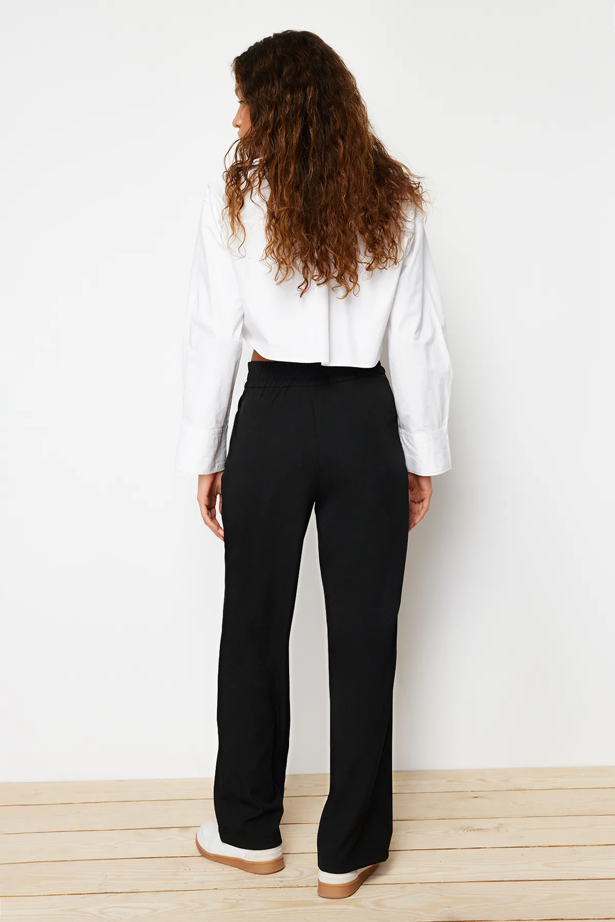 Trendyol Collection  Schwarze, plissierte Hose mit weitem Bein und gewebtem Gürteldetail TWOSS24PL00060