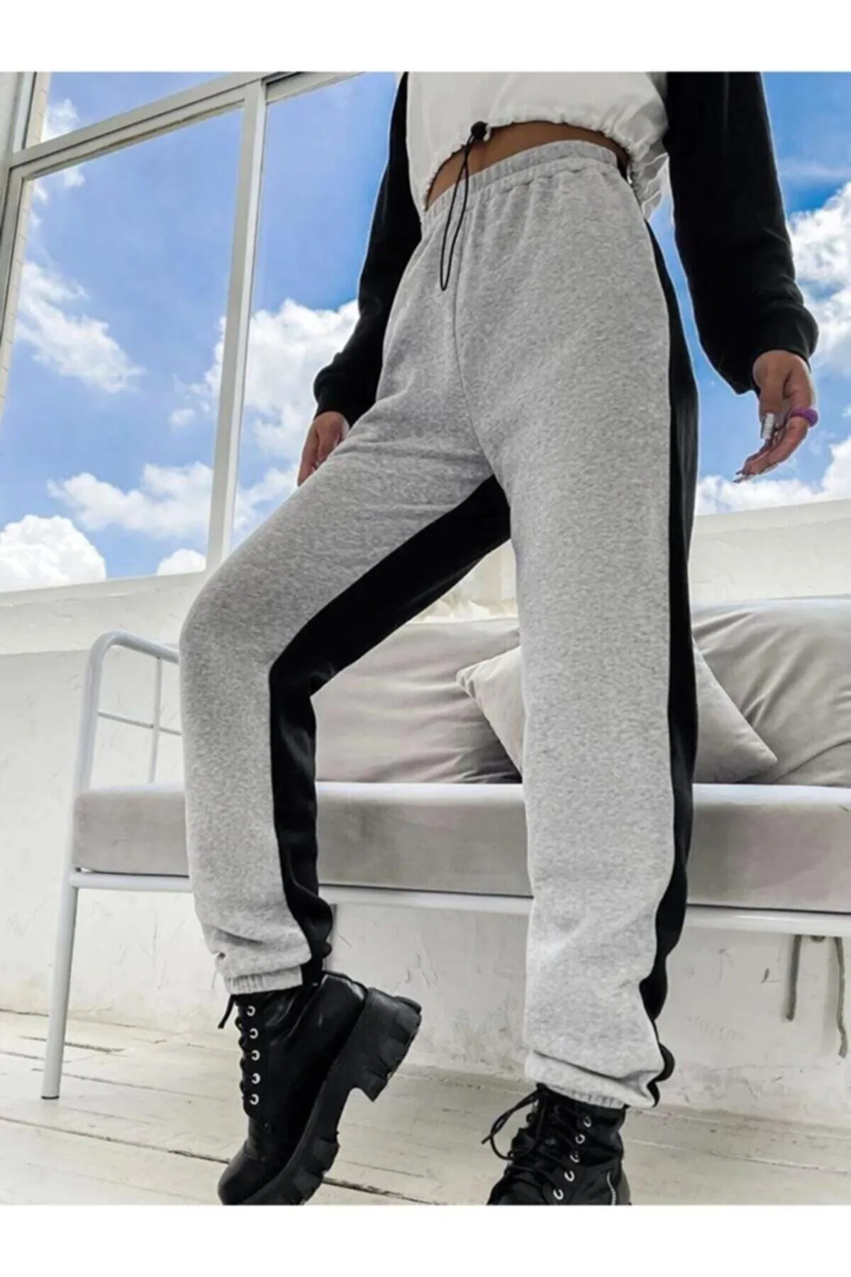 My Blog  Schwarze Jogger-Jogginghose vorne in Grau und hinten in Schwarz