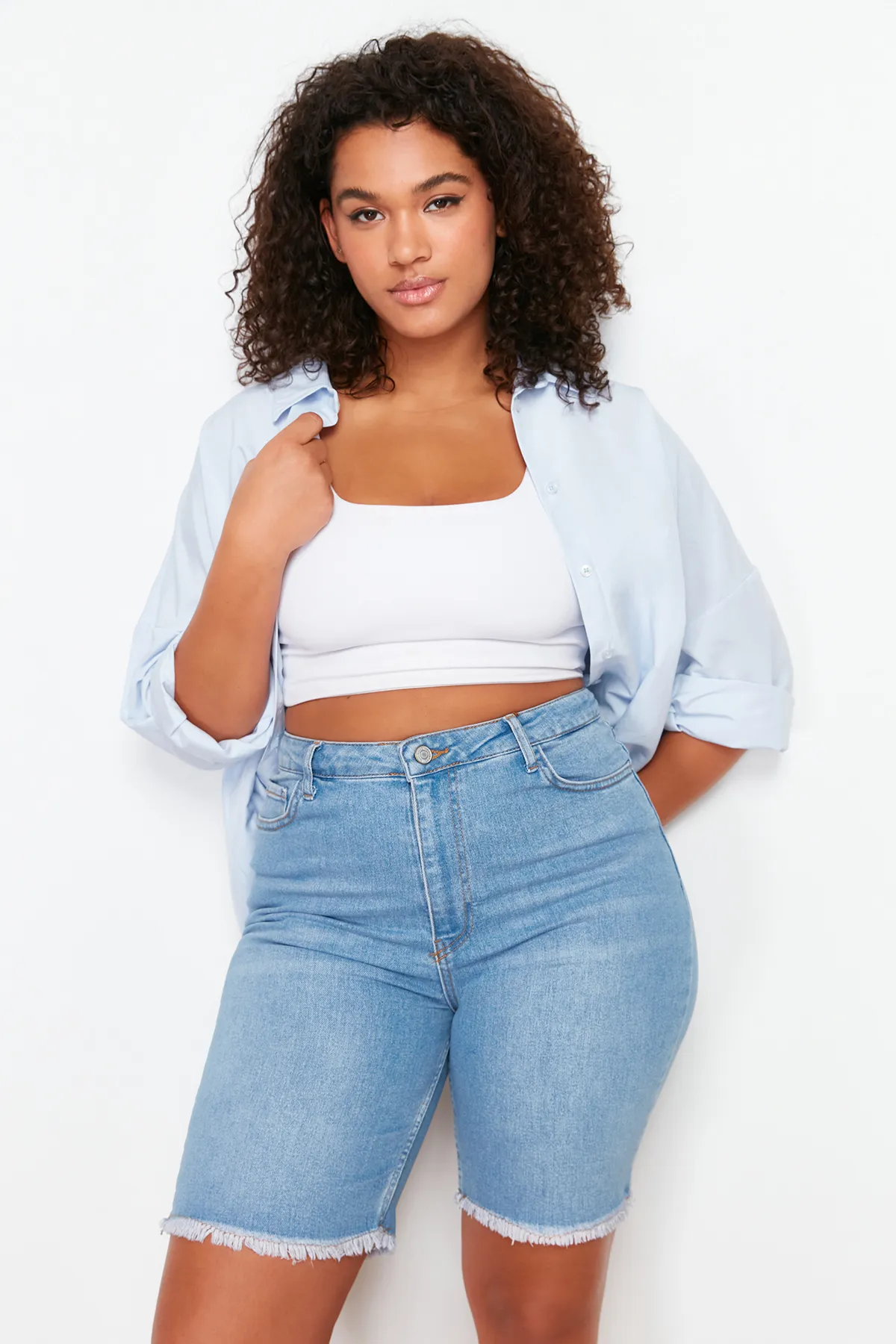 Trendyol Curve  Blaue, dehnbare Skinny-Jeansshorts mit Quasten und Details am Bein TBSSS24AP00012