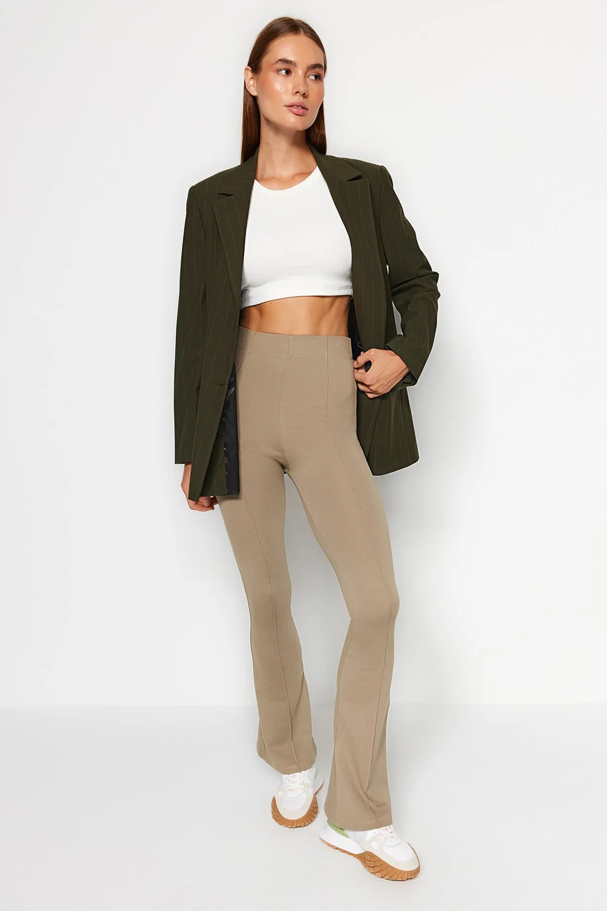 Trendyol Collection  Nerzfarbene, gerippte, ausgestellte Hose mit elastischem Bund/Strickhose mit spanischem Bein und hoher Taille TWOSS20PL0342