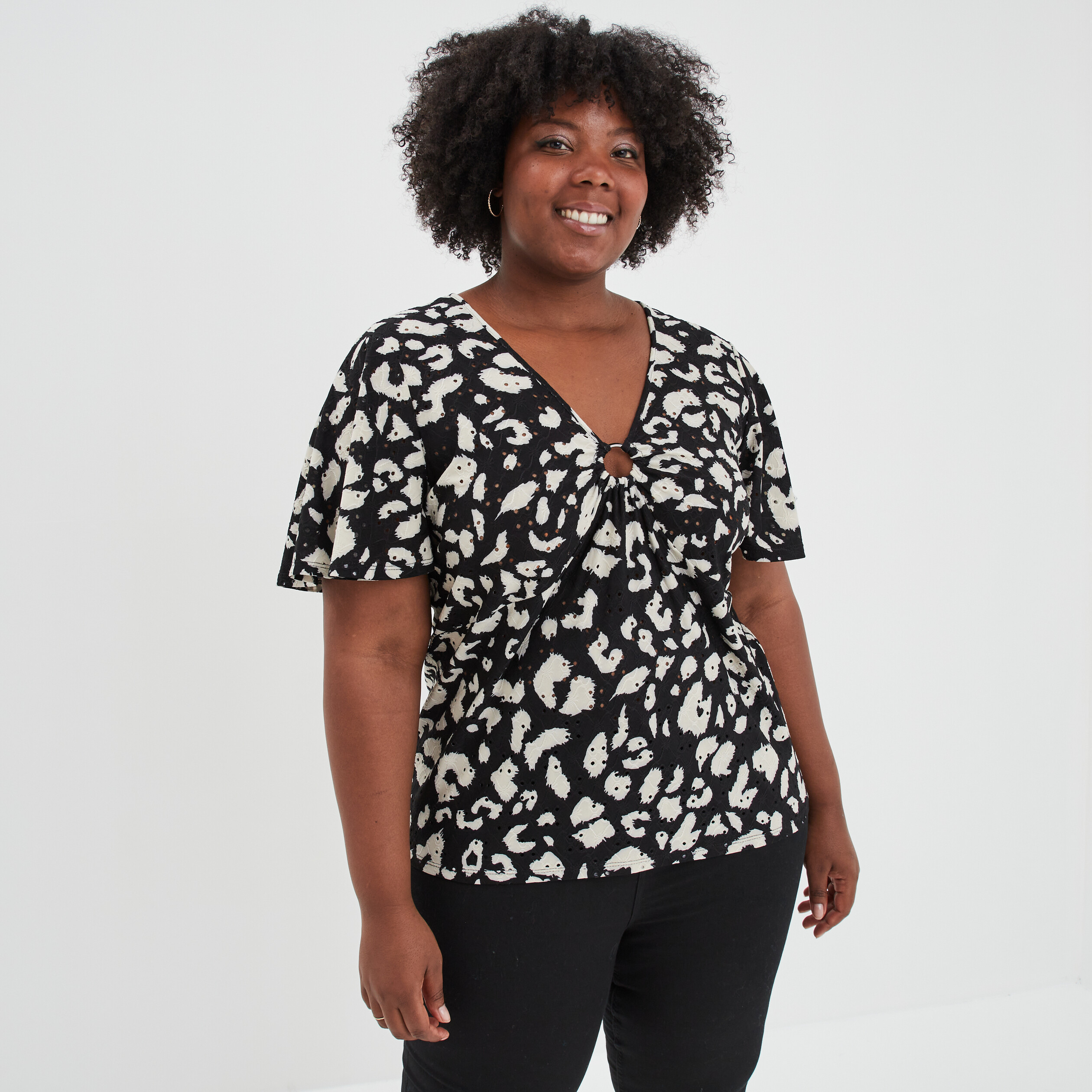 T-shirt col en V avec anneau ajouré ecru femme grande taille | La Halle