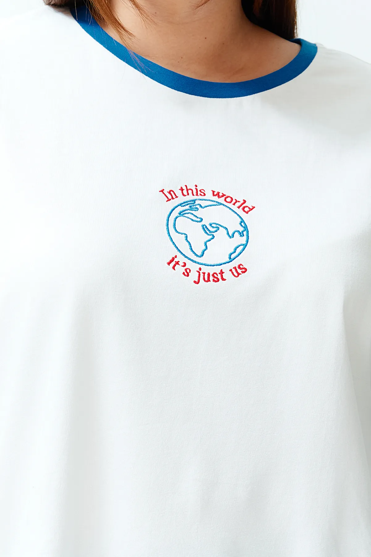 Trendyol Curve  Ecru Unisex-Übergröße, bequemes Paar-Strick-T-Shirt aus 100 % Baumwolle TBSSS24BF00033