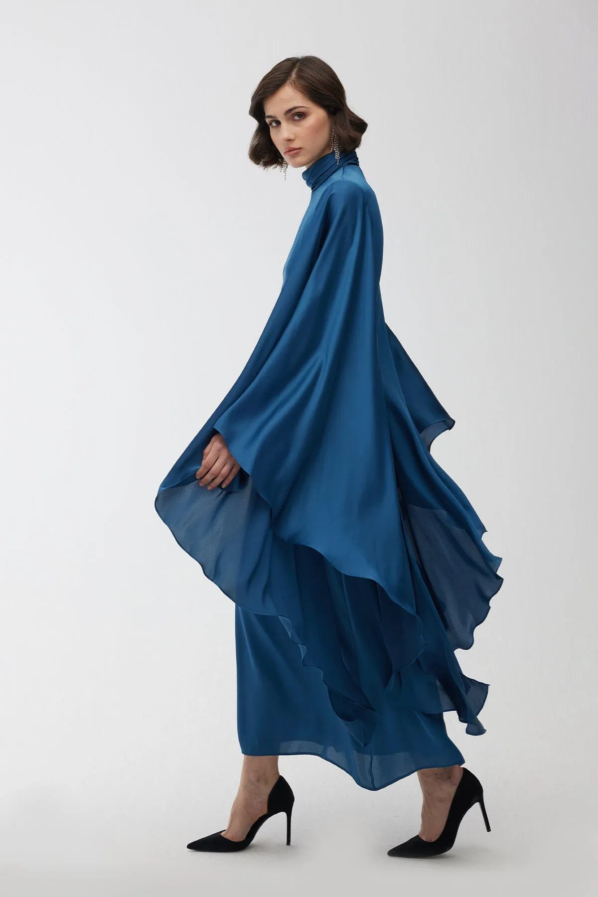 Manuka  Satin-Cape-Abendkleid Petrol