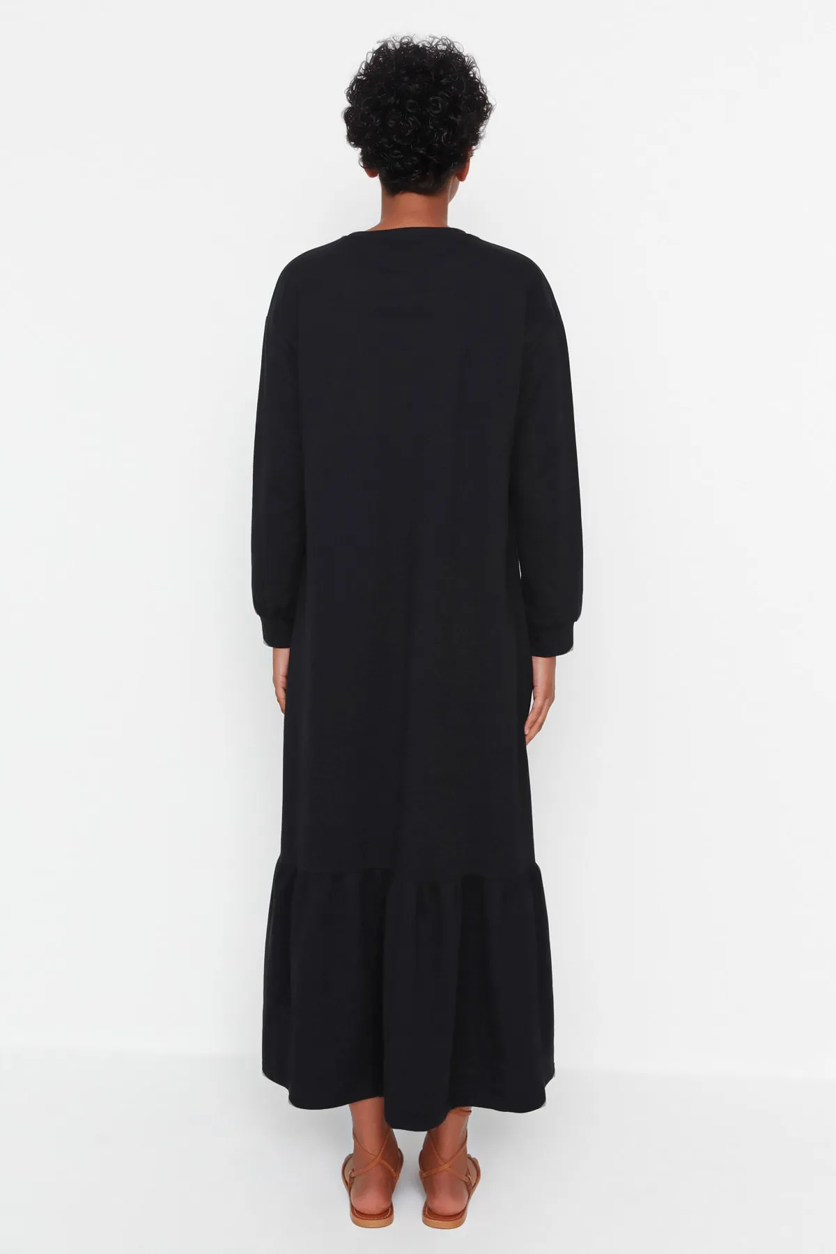 Trendyol Modest  Schwarzes Strickkleid mit Rundhalsausschnitt und Raffung TCTSS22EL00000
