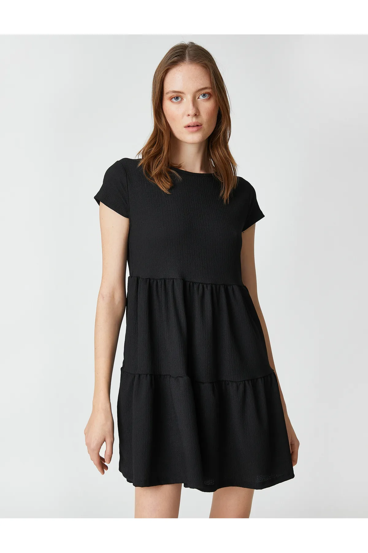 Koton  Gestuftes Minikleid mit Rückendetail und kurzen Ärmeln