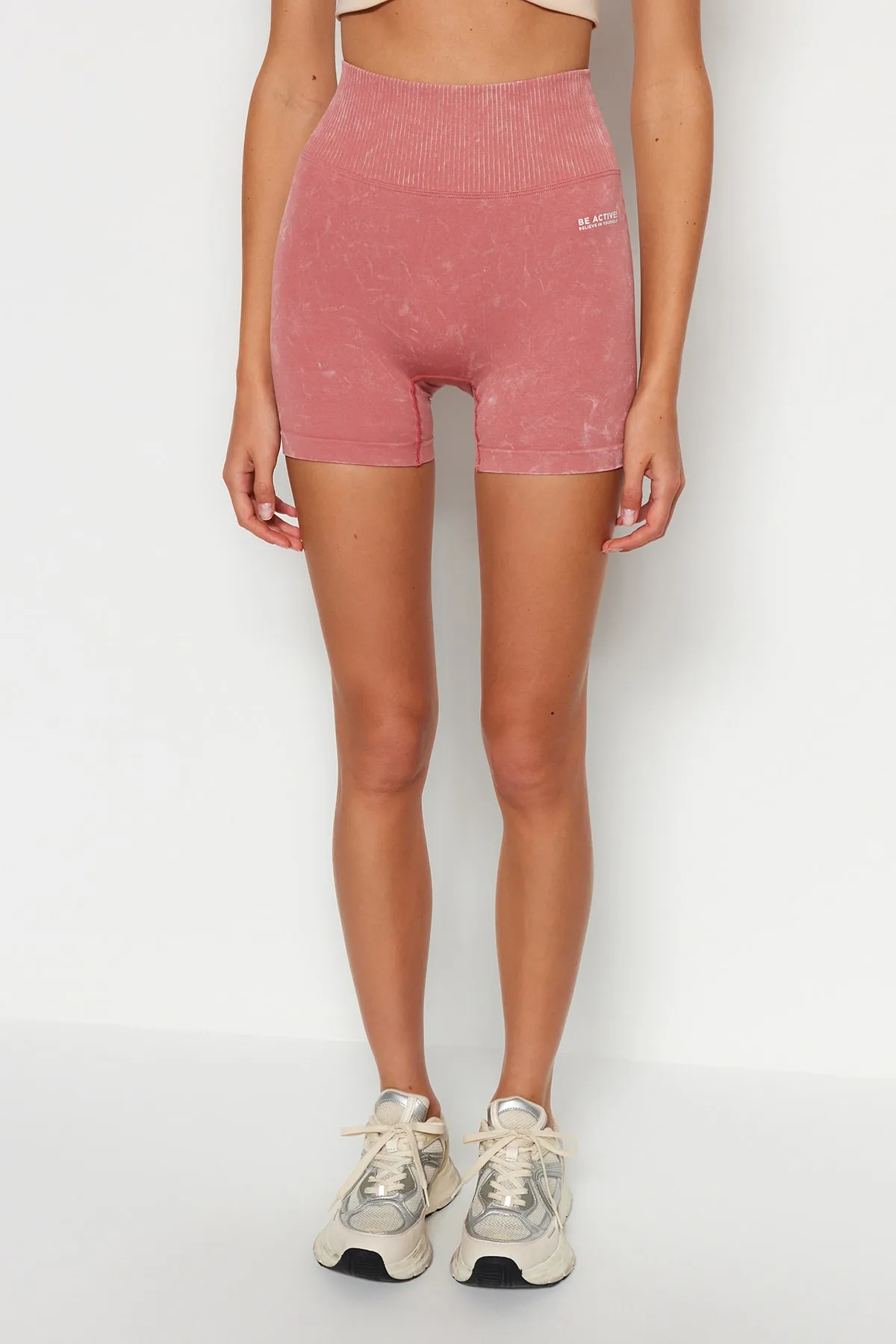 Trendyol Collection  Dusty Rose Seamless/Nahtlose Acid Wash Strick-Sportshorts/Kurze Leggings THMSS23TY00034